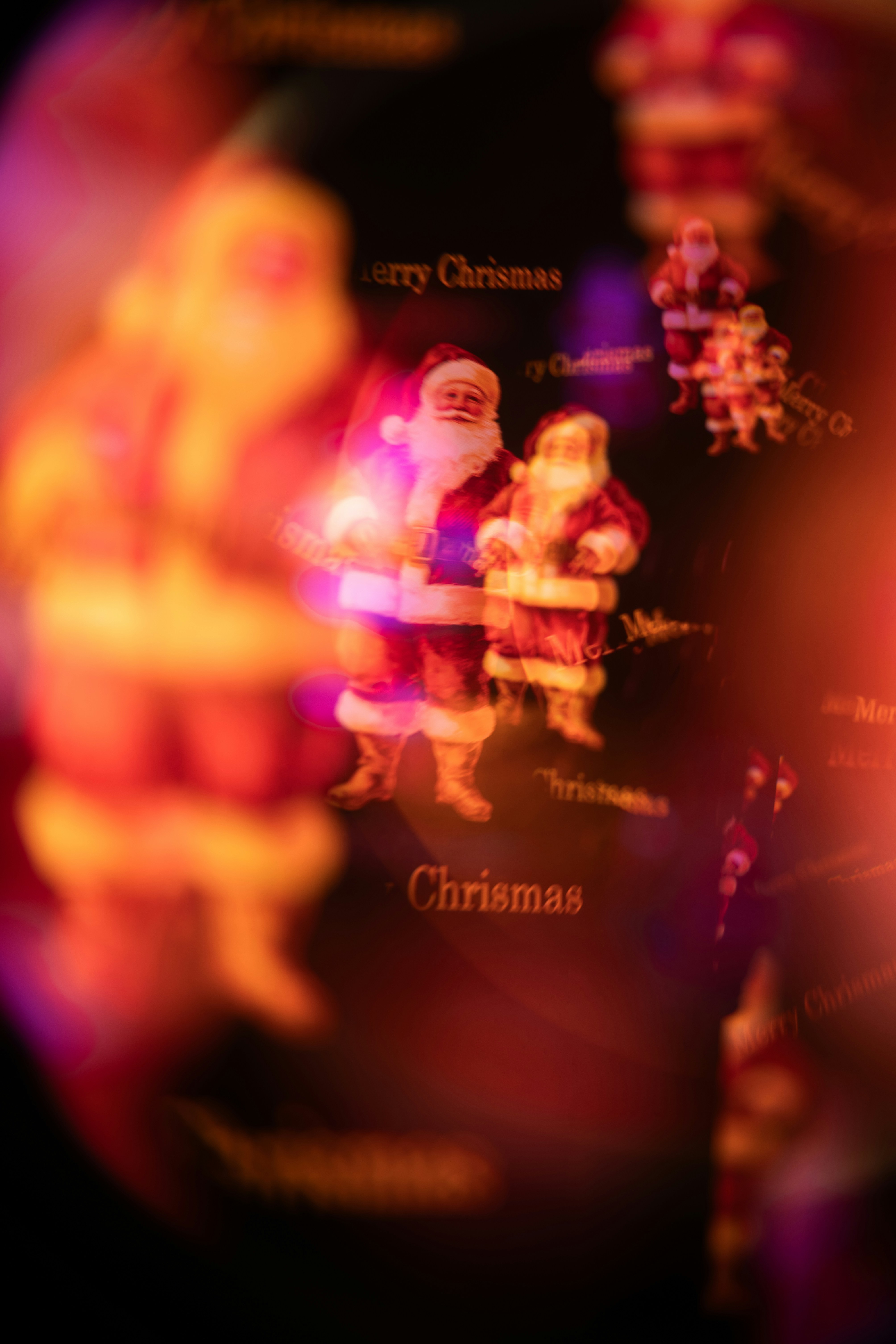 Weihnachtsmannfiguren mit dem Text "Frohe Weihnachten"