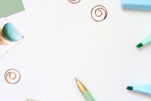 أوراق وأفكار أولية على مكتب العمل