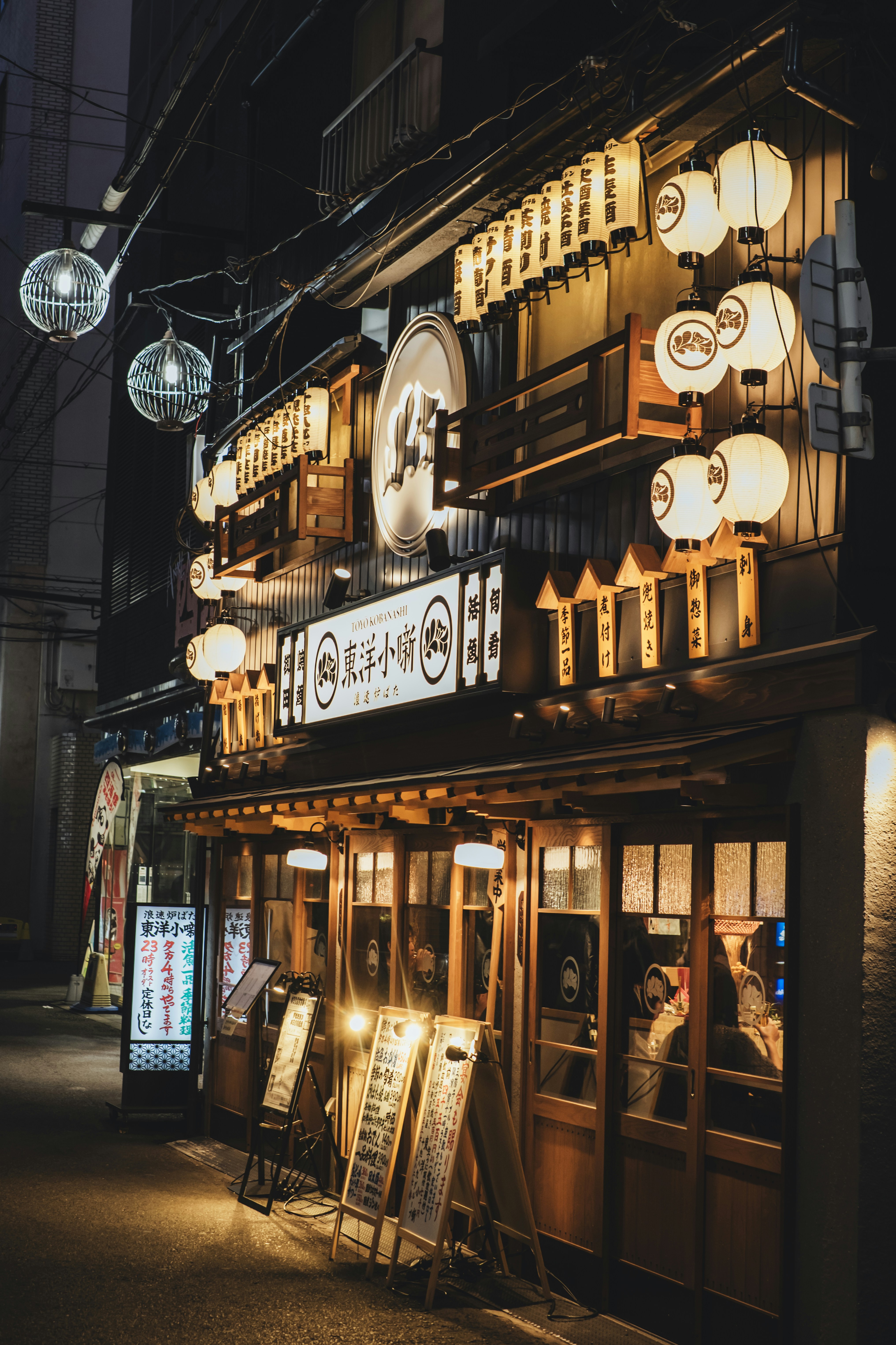 Traditional japanese restaurant at night with lanterns.