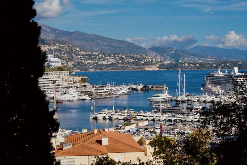 Yates de lujo en puerto tropical