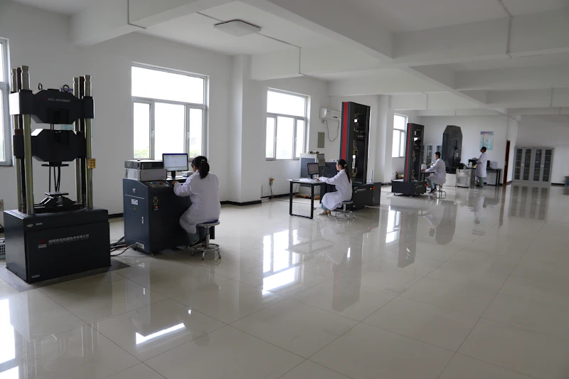 Técnicos operando equipamento de ensaio em laboratório de materiais