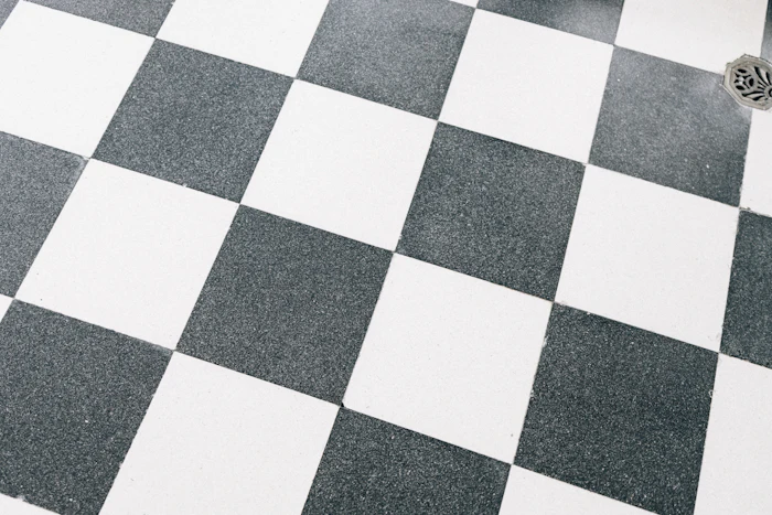 Piso de cerámica en damero blanco y negro