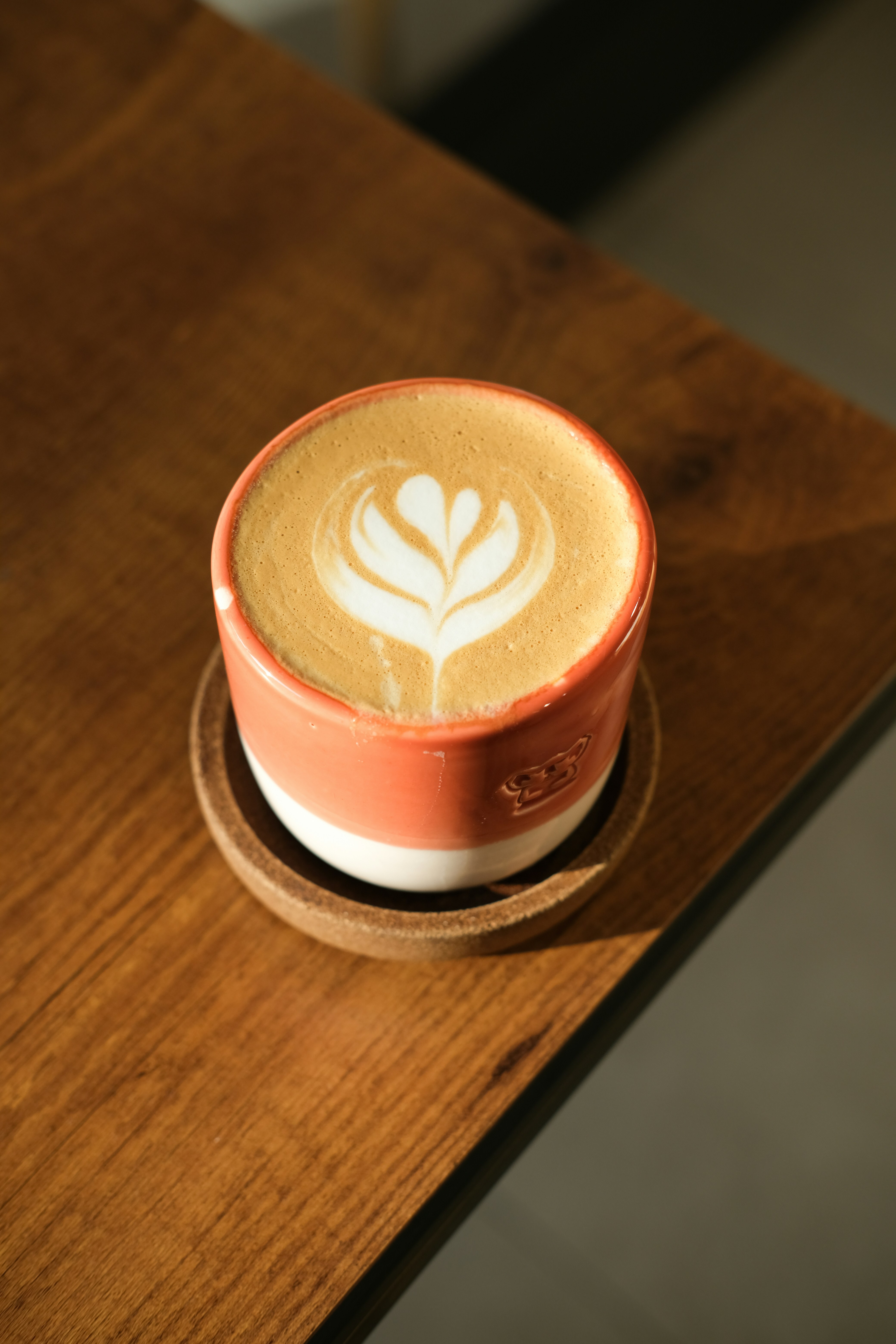 Latte Art in einer Tasse auf einem Holztisch