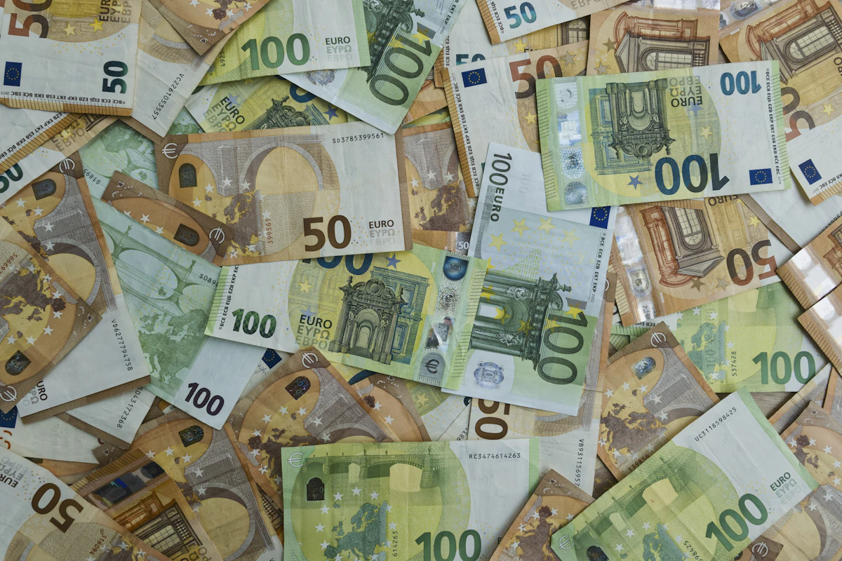 Des billets en euros de différentes valeurs.