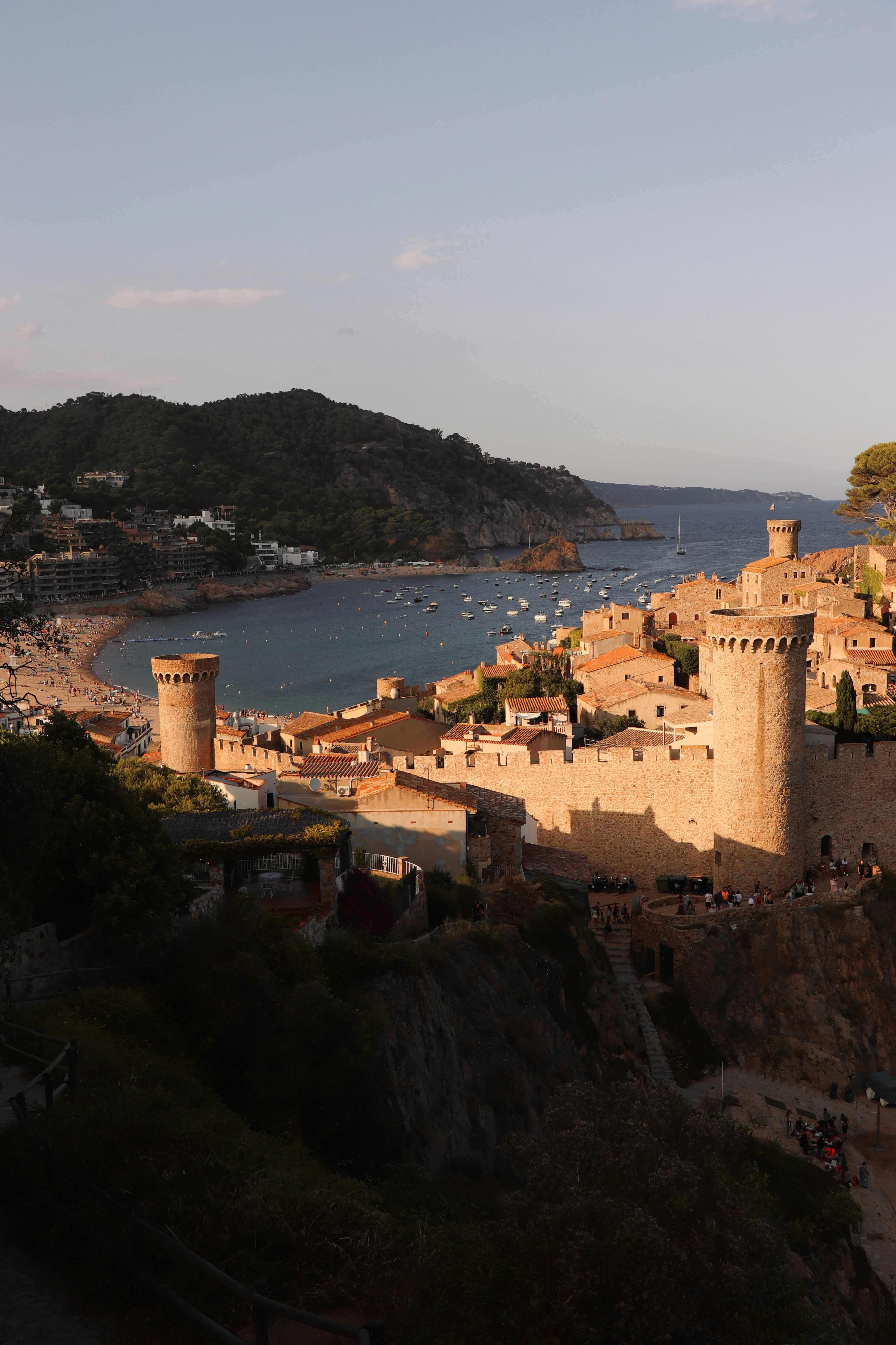 Costa Brava al atardecer: pueblo costero, castillo y bahía mediterránea (Tossa de Mar)