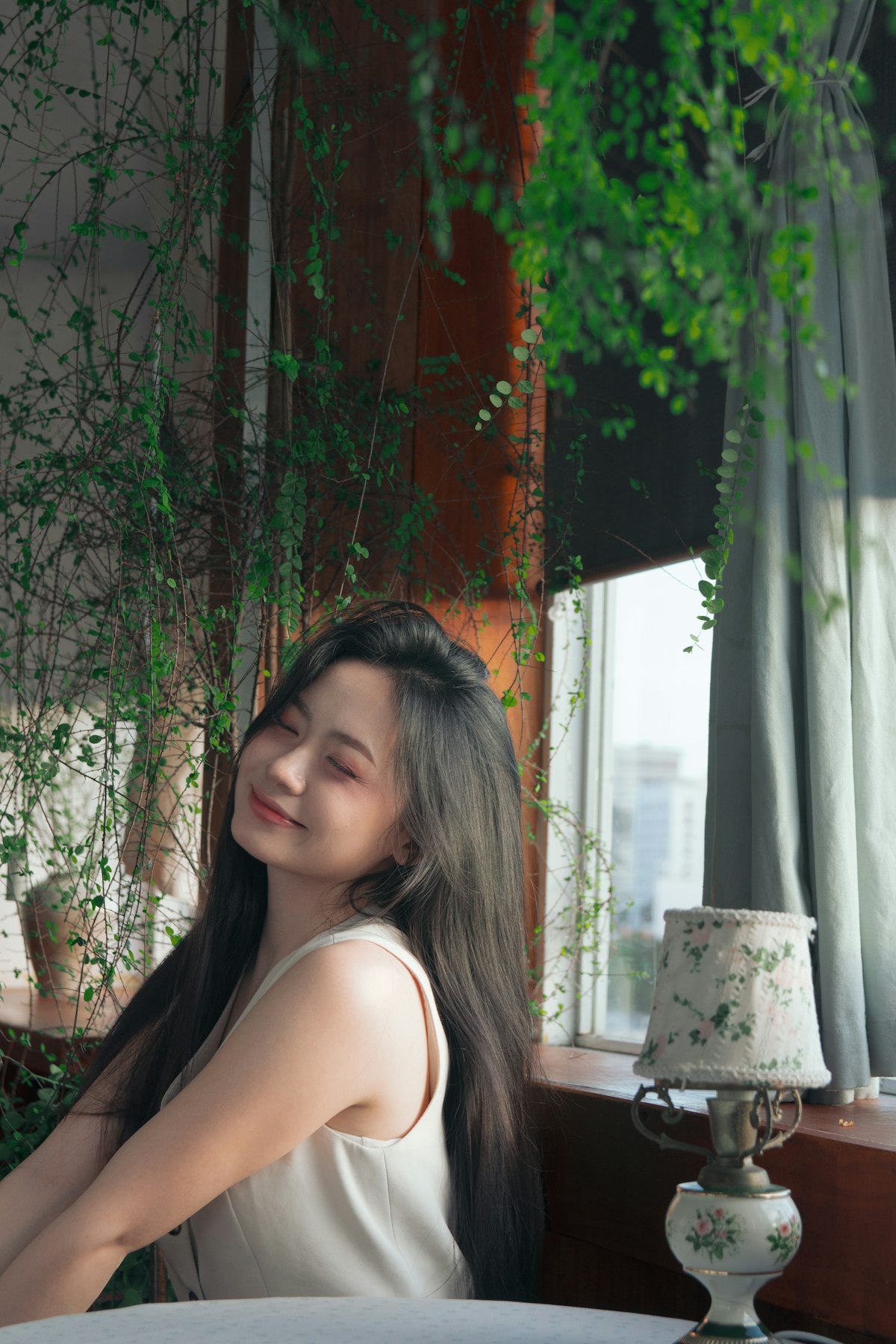 Entspannung am Fenster – Symbol für Ruhe, Atempausen und neue Gewohnheiten