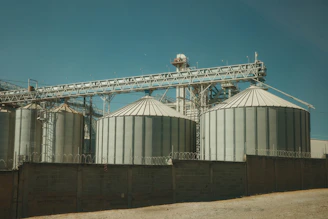 Industrial silos with conveyor belt system