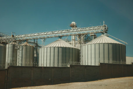 Industrial silos with conveyor belt system