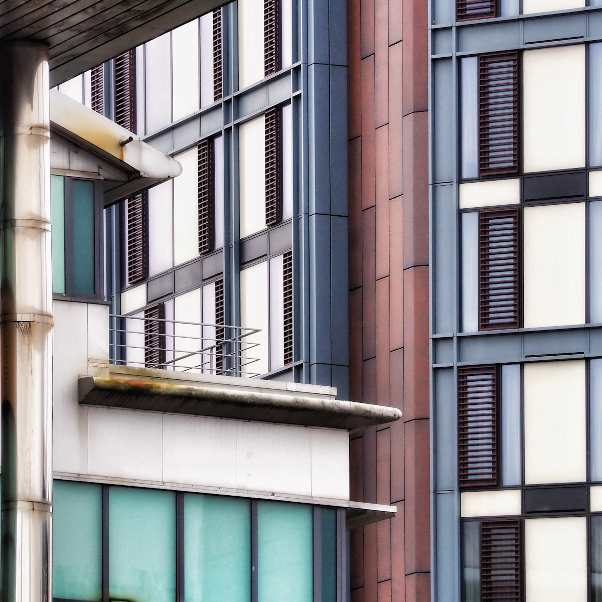 Fachada de vidro e metal em edifício contemporâneo