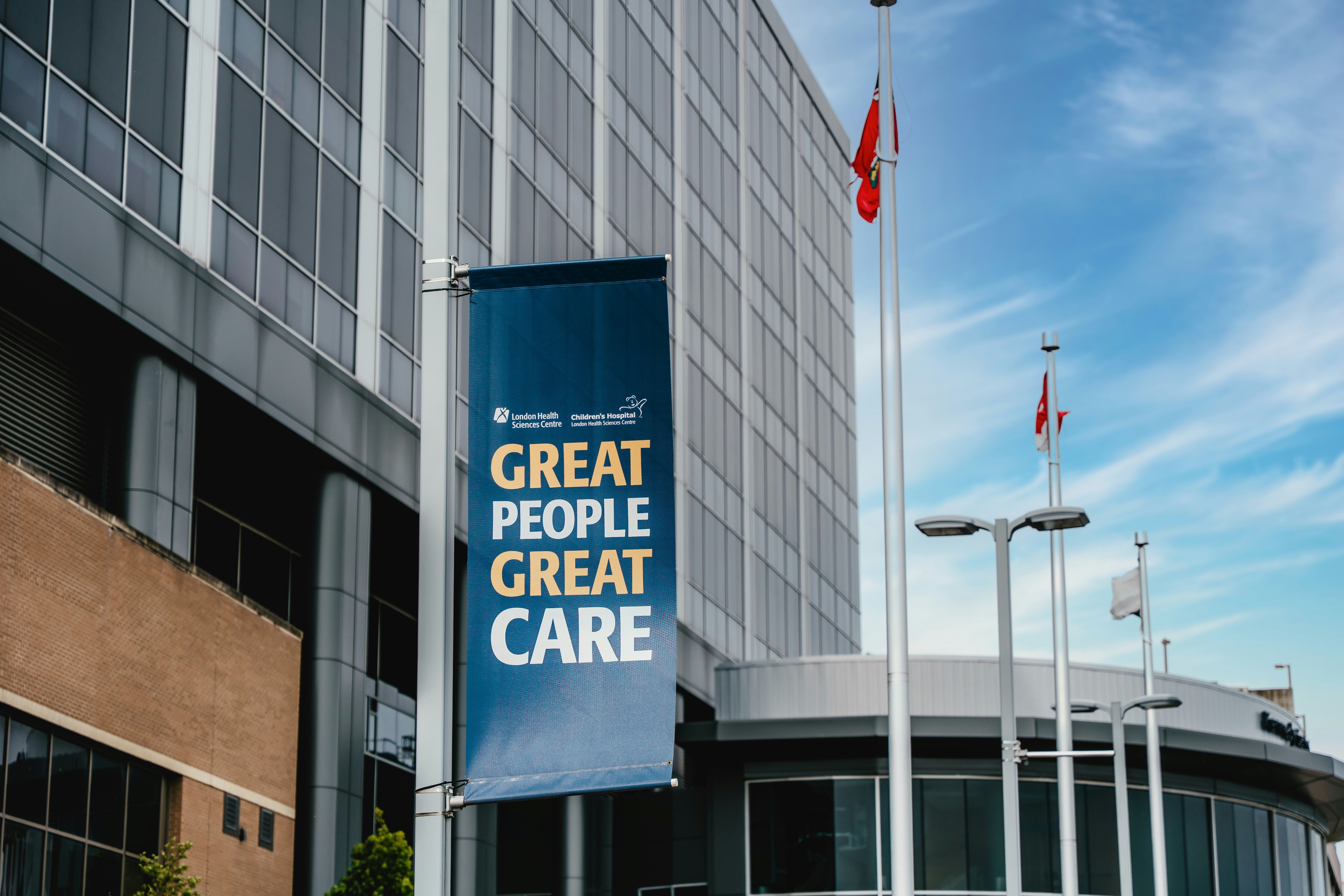 مبنى حديث بلافتة رائعون عناية رائعة