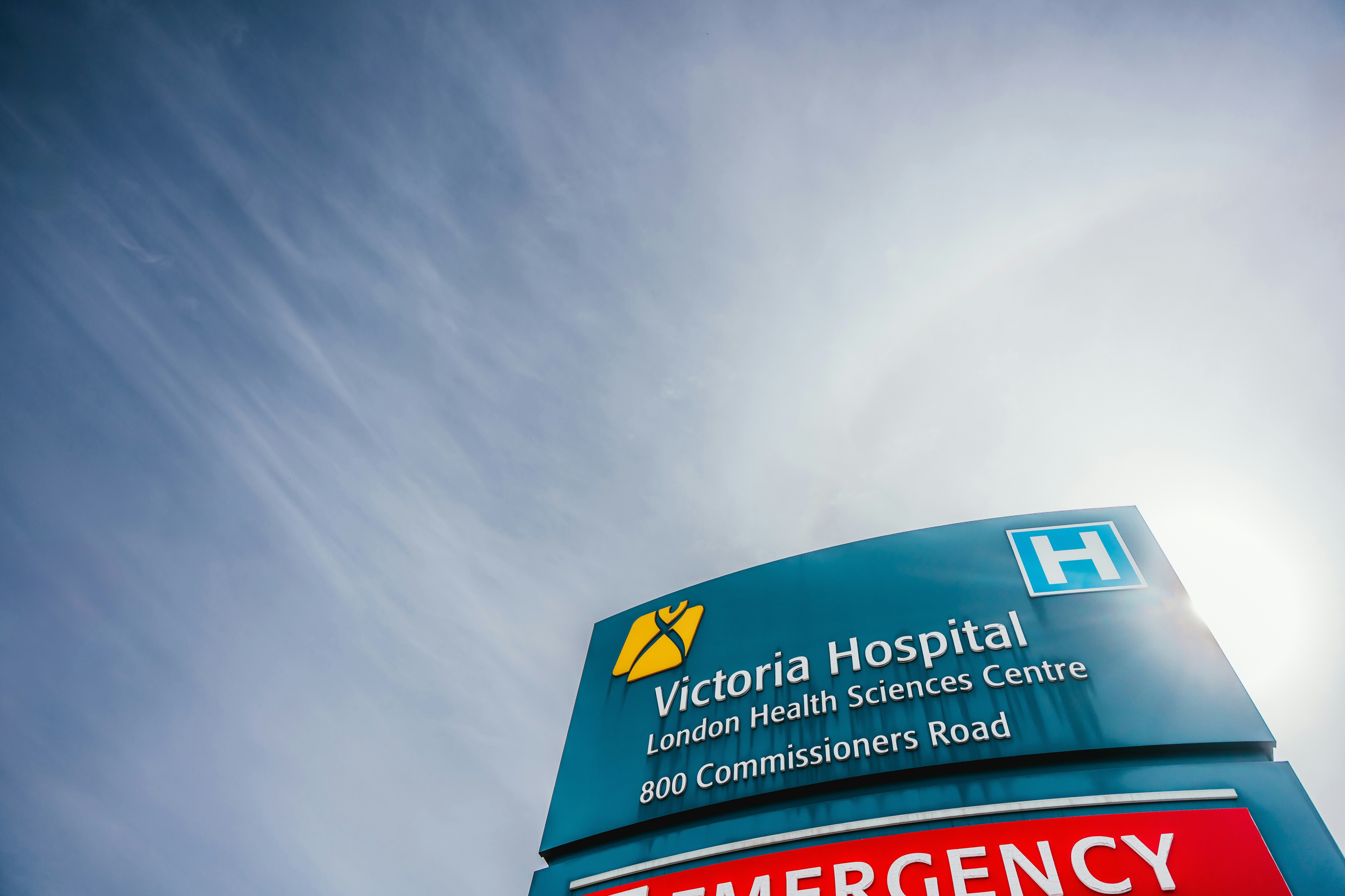 Victoria hospital sign with emergency entrance (Photo by LEDC on Unsplash)