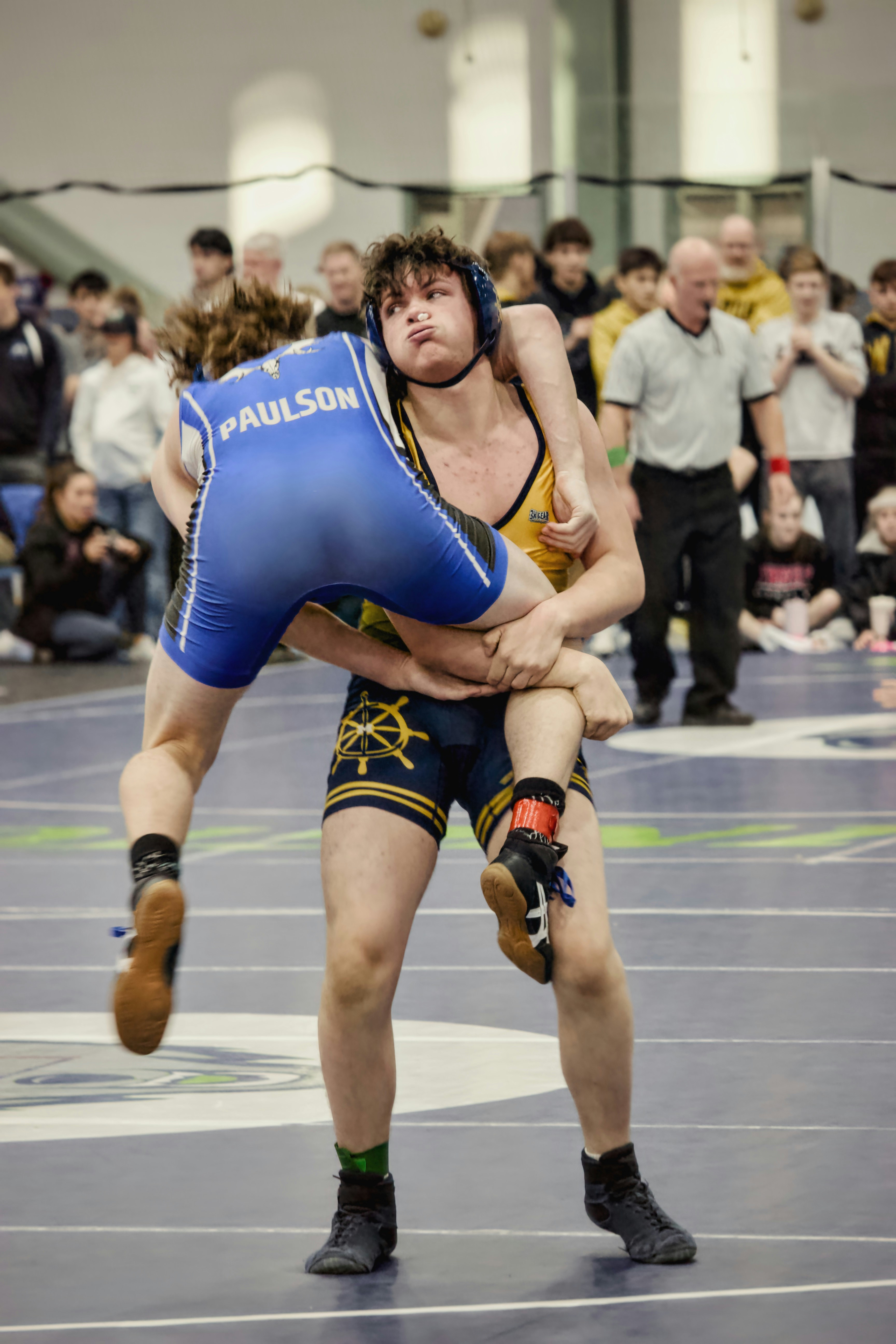 Zwei Wrestler, die während eines Kampfes intensiv ringen.