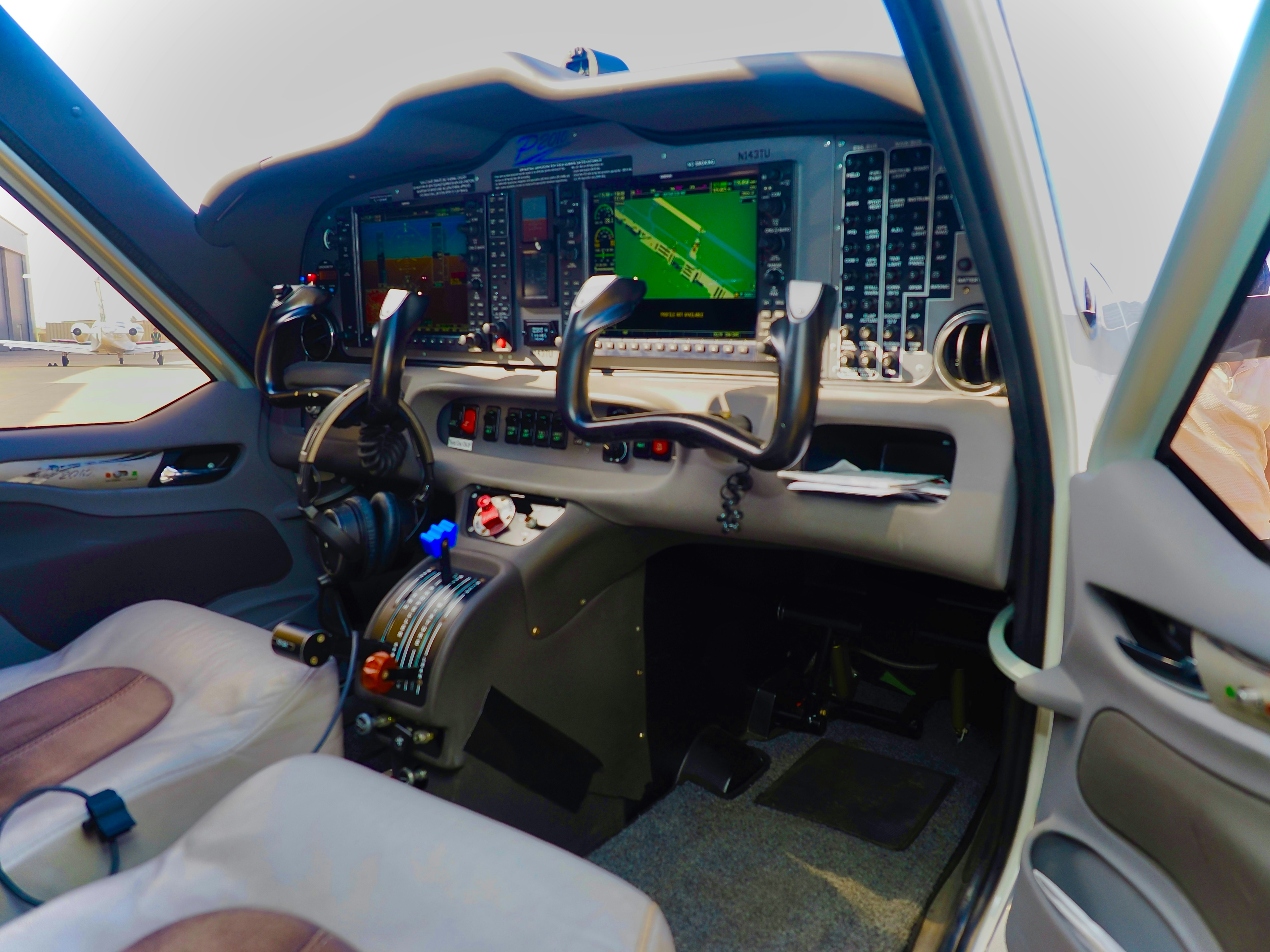 Cockpit de uma aeronave pequena com displays digitais.