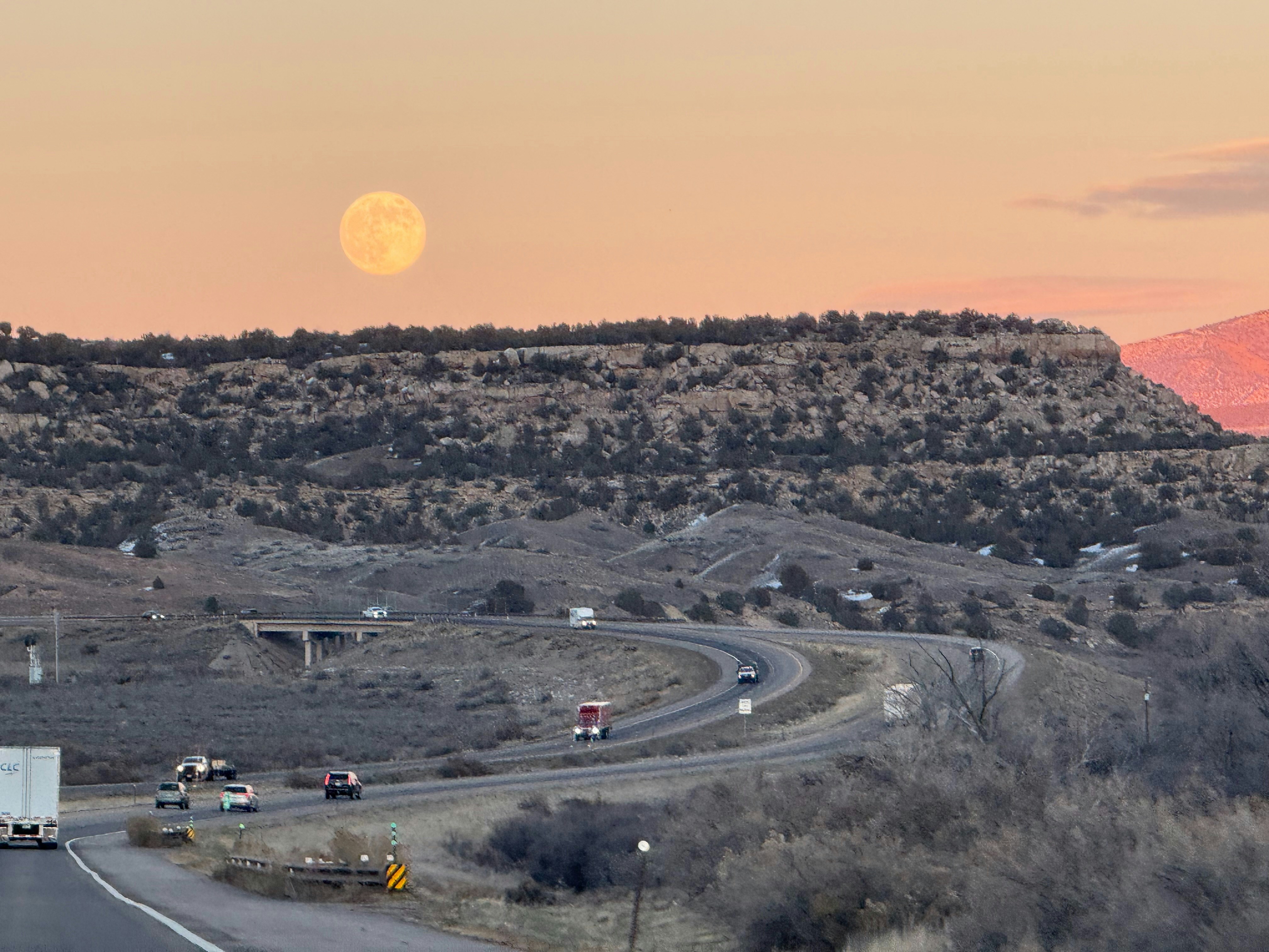 해질 무렵 사막 고속도로 위의 보름달