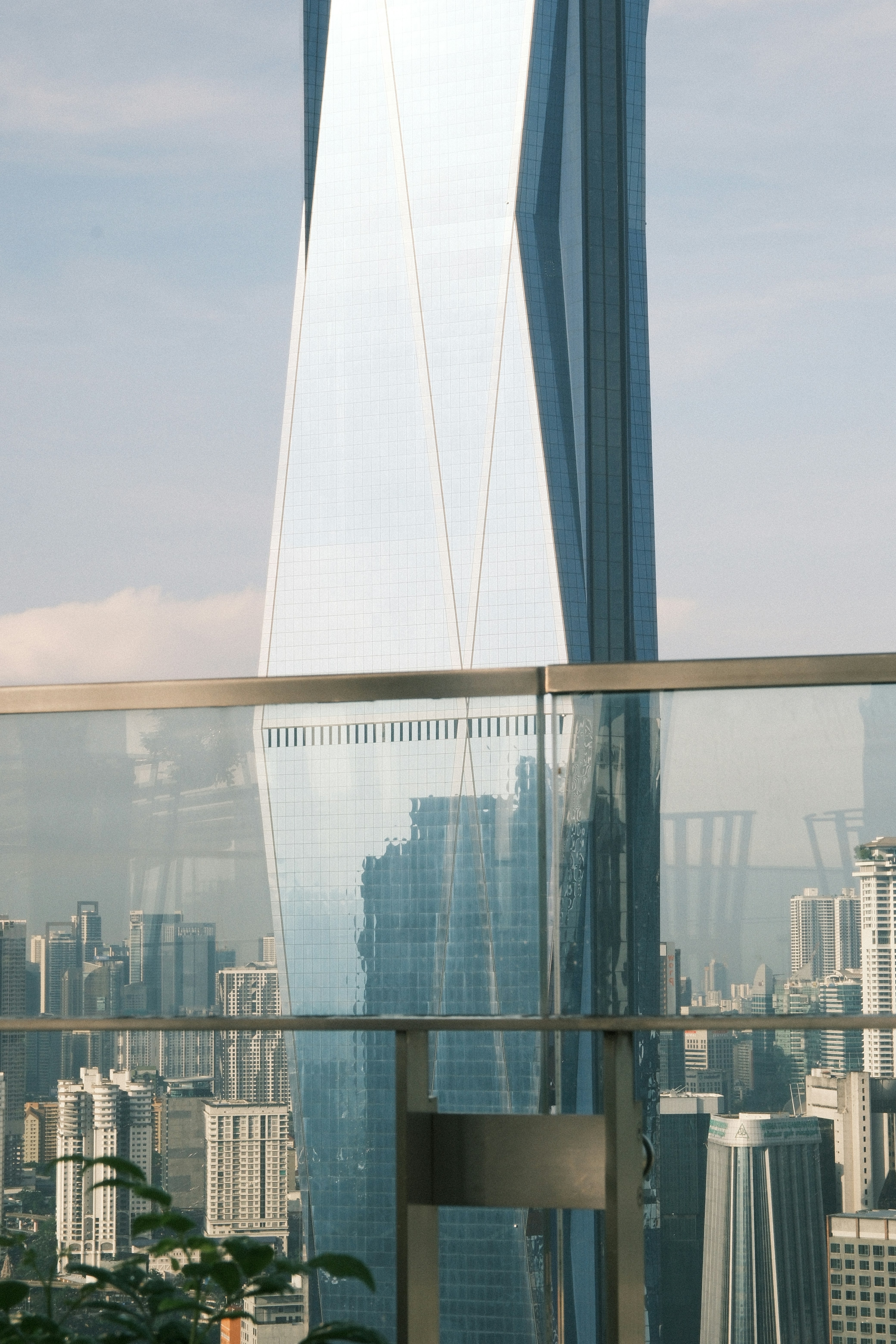 Gratte-ciel moderne reflétant la silhouette de la ville sous le ciel