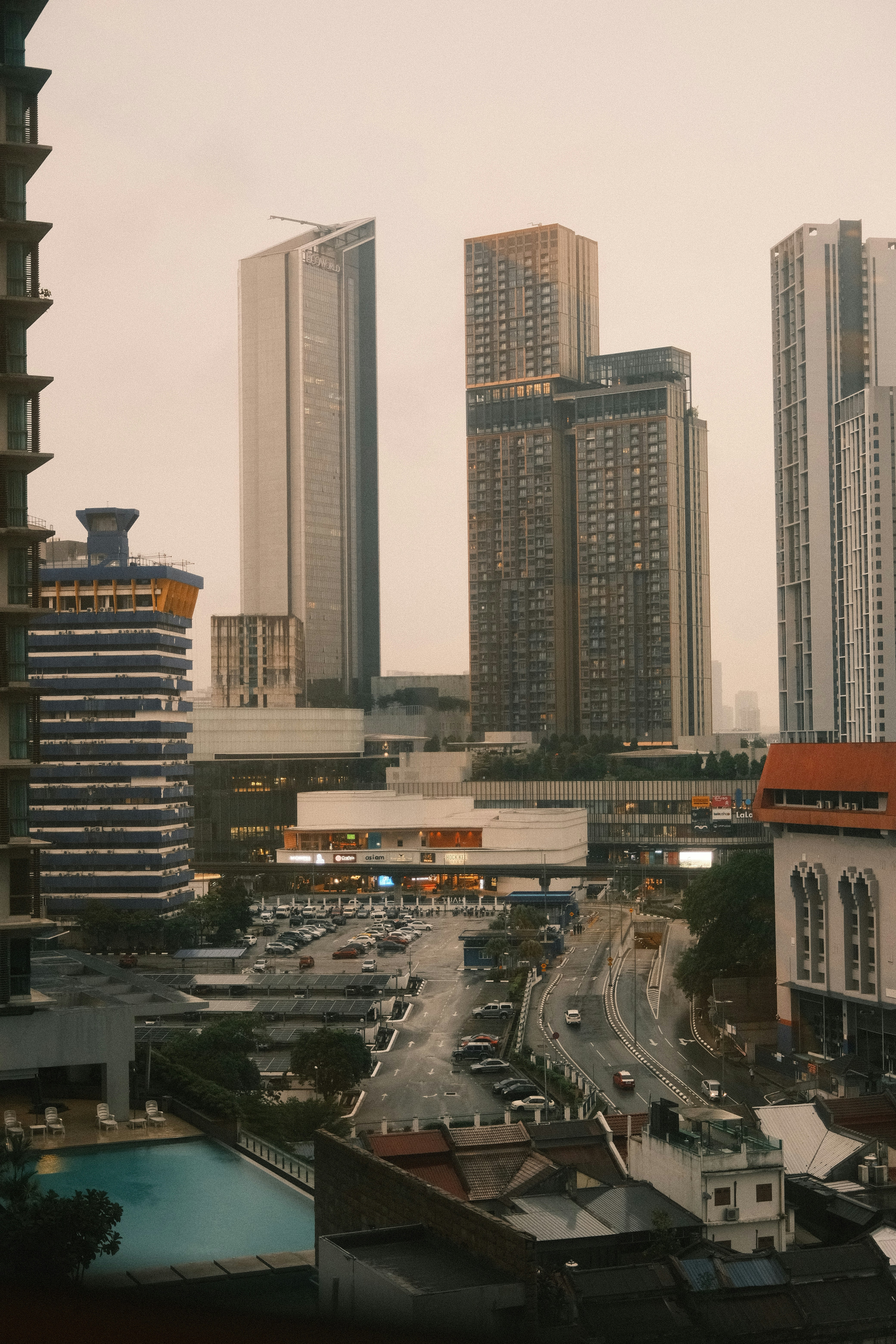 Des gratte-ciel modernes et des bâtiments dans la silhouette d’une ville.