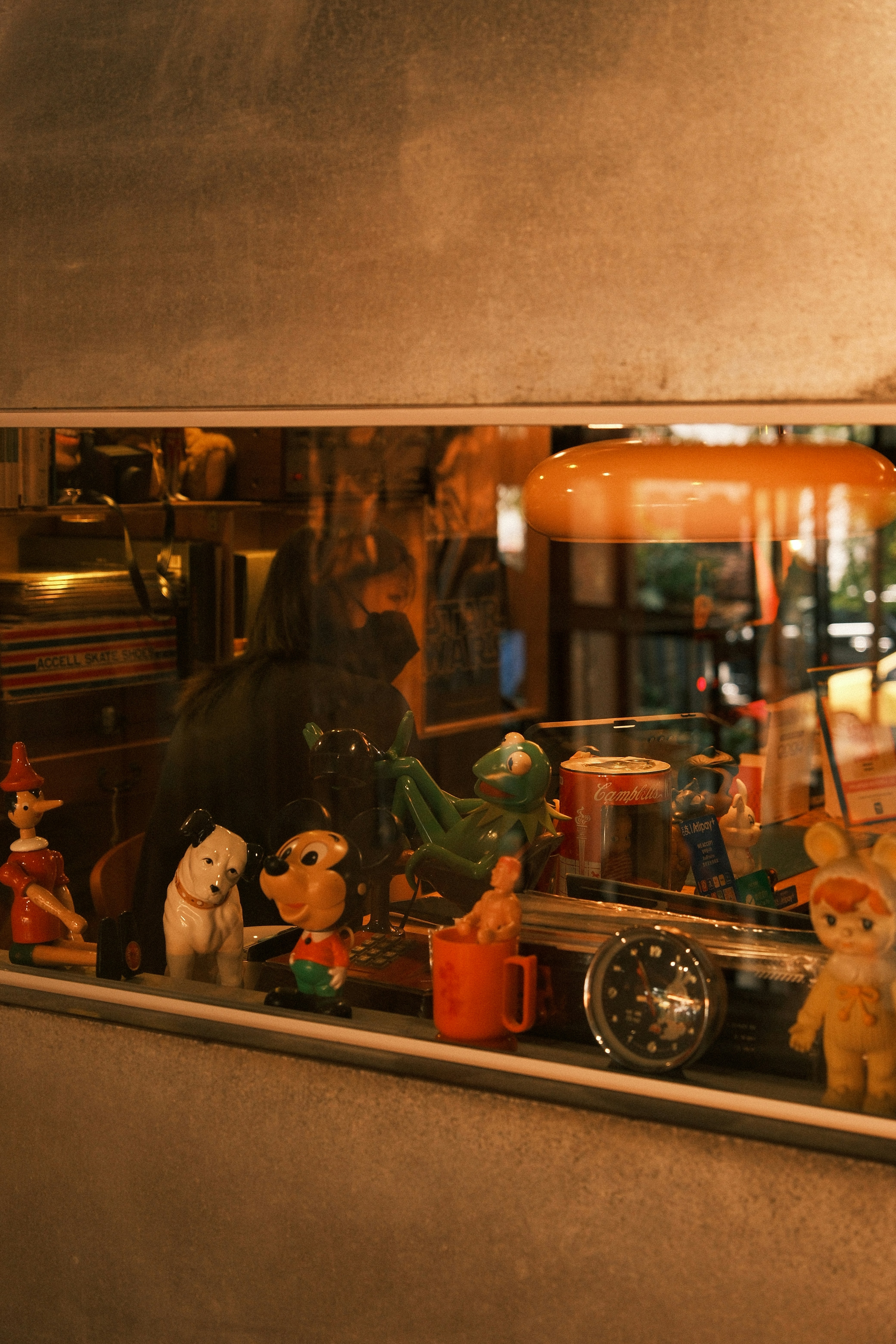 Collection de jouets vintage exposés derrière une vitre.