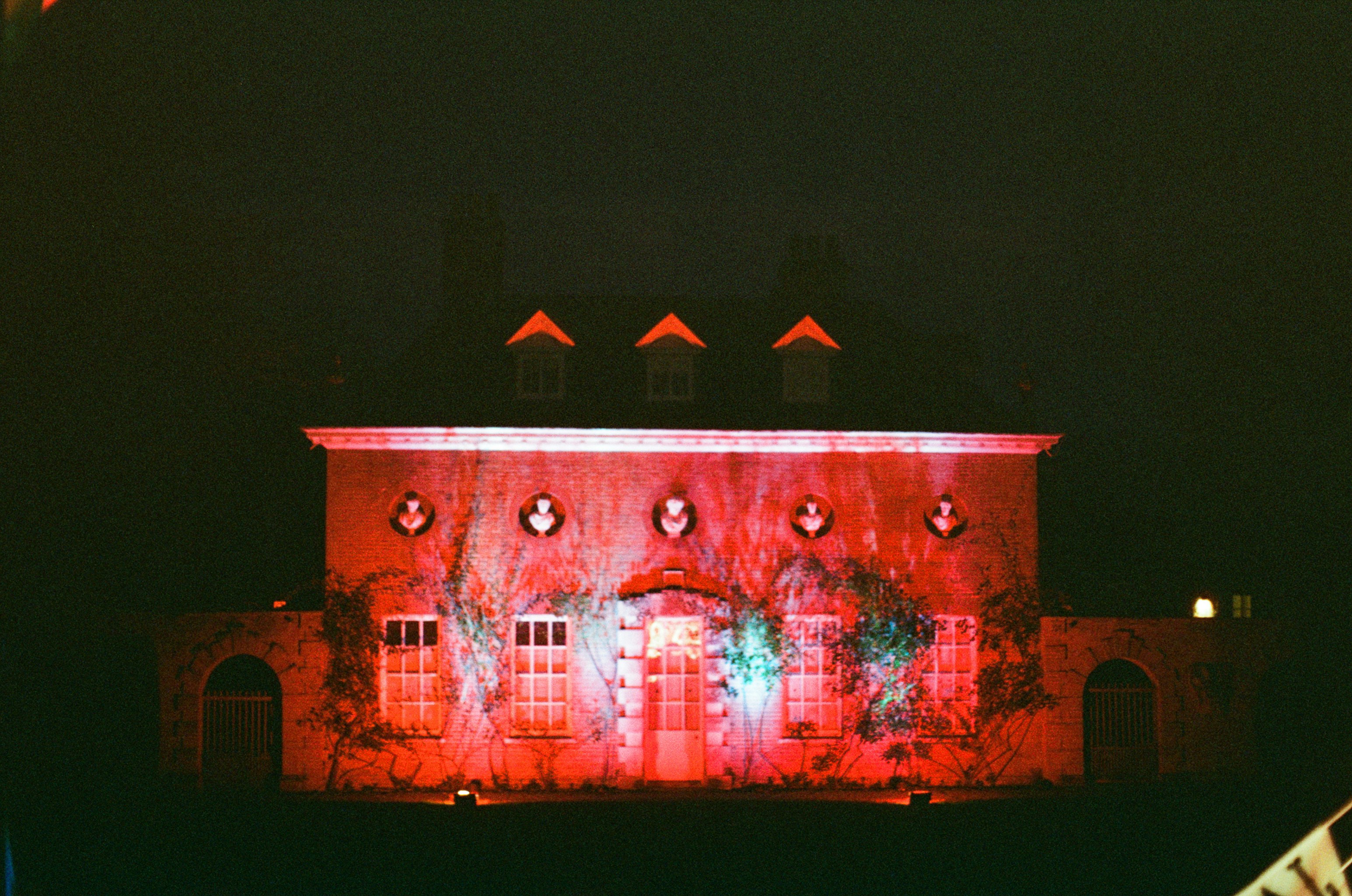 밤에는 빨간색과 초록색 불빛으로 밝혀진 건물