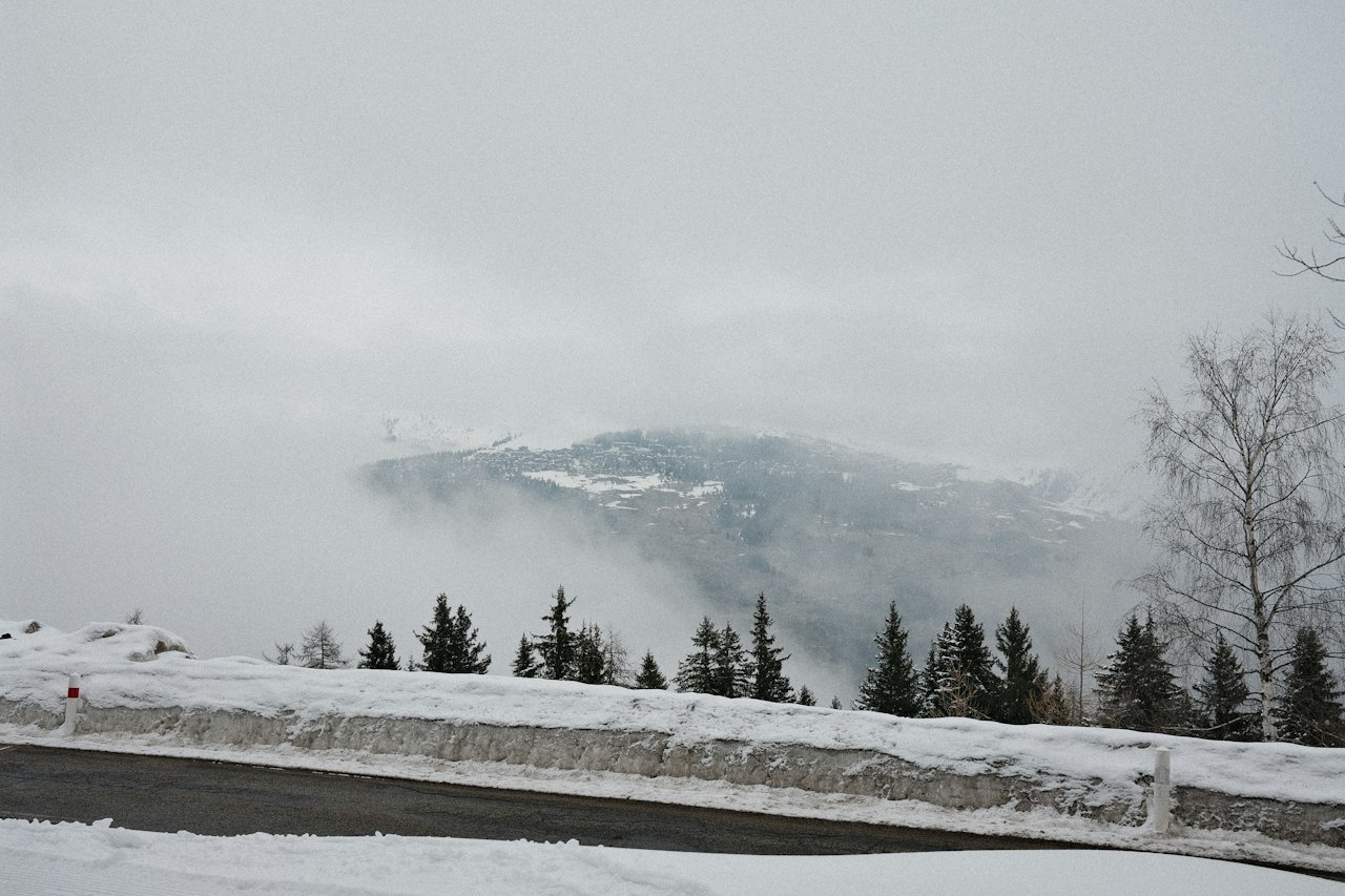 Village de montagne sous la neige et le brouillard
