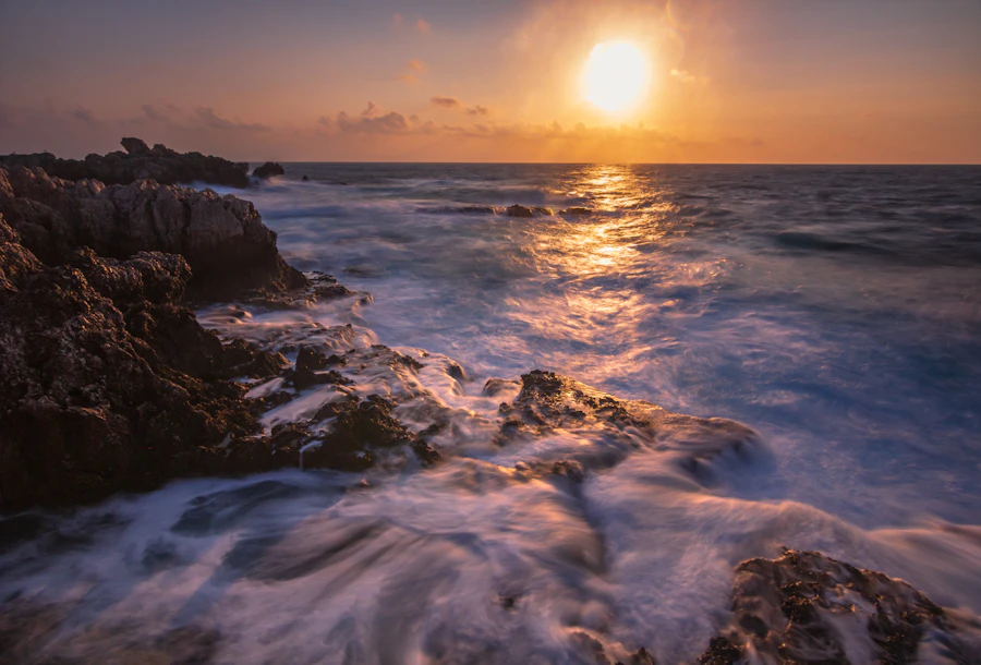 Linha da costa ao entardecer, ondas do oceano