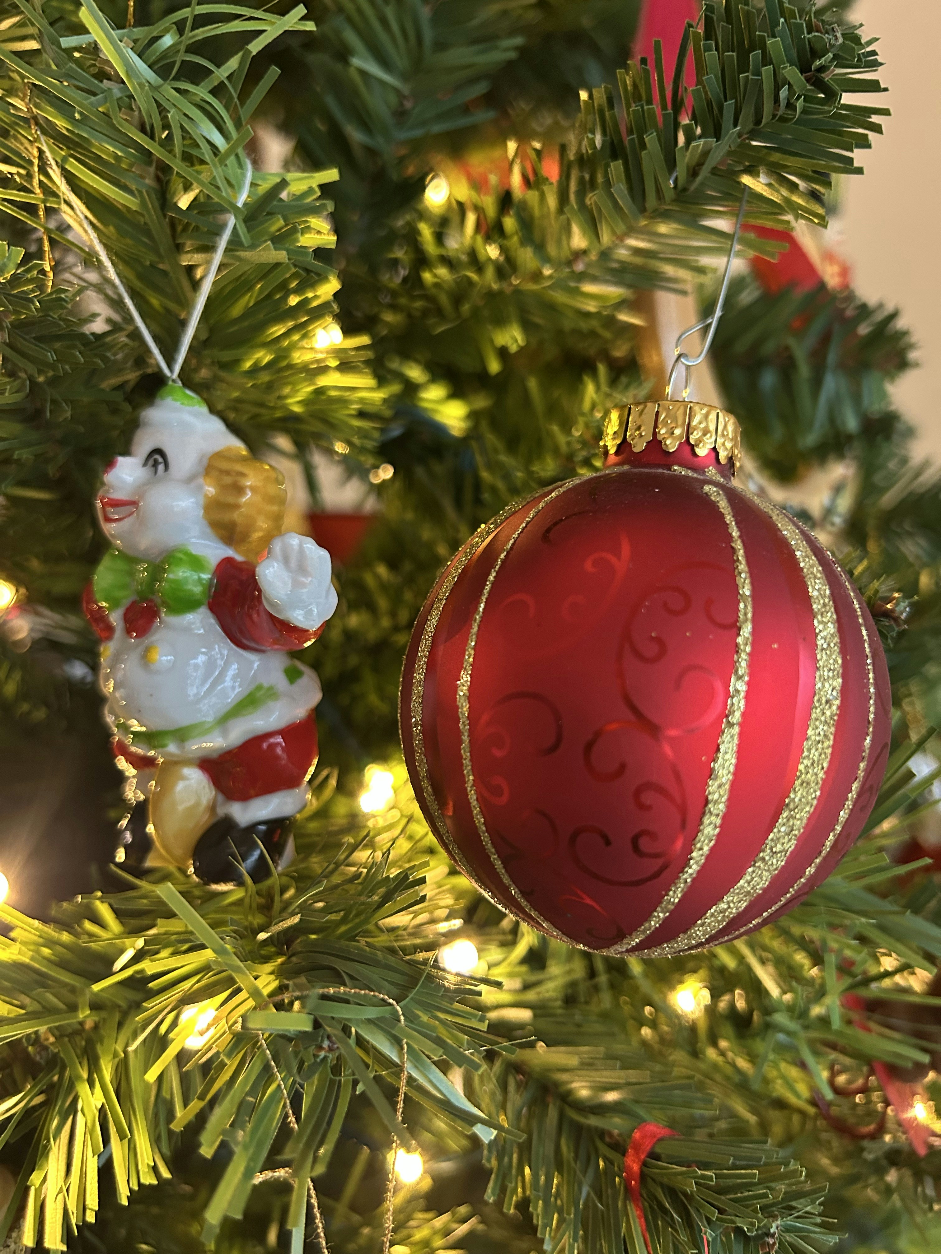 Enfeites de árvore de Natal com luzes