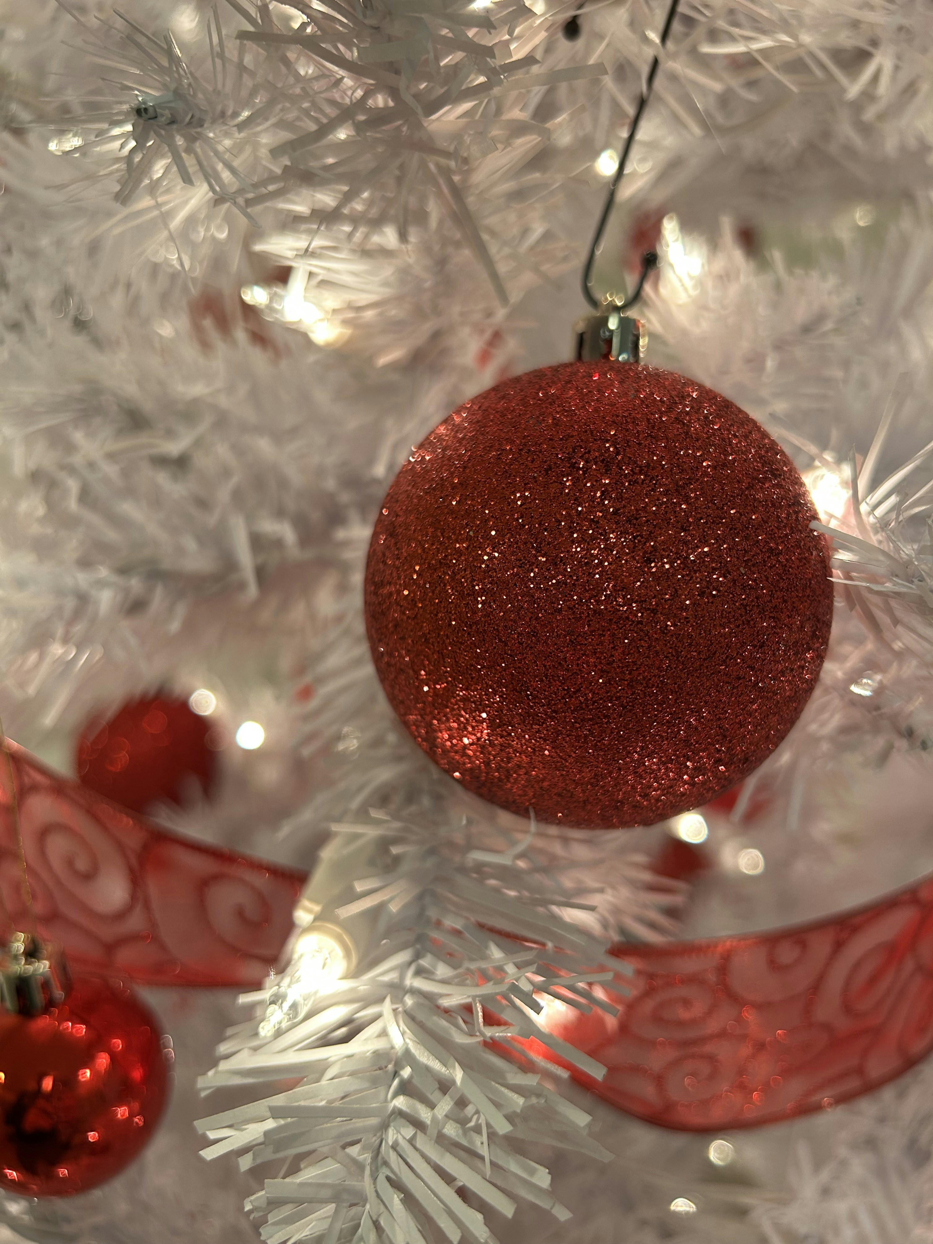 Enfeites vermelhos em uma árvore de Natal branca