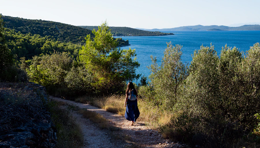 Corredora en camí costaner mediterrani amb vistes al mar