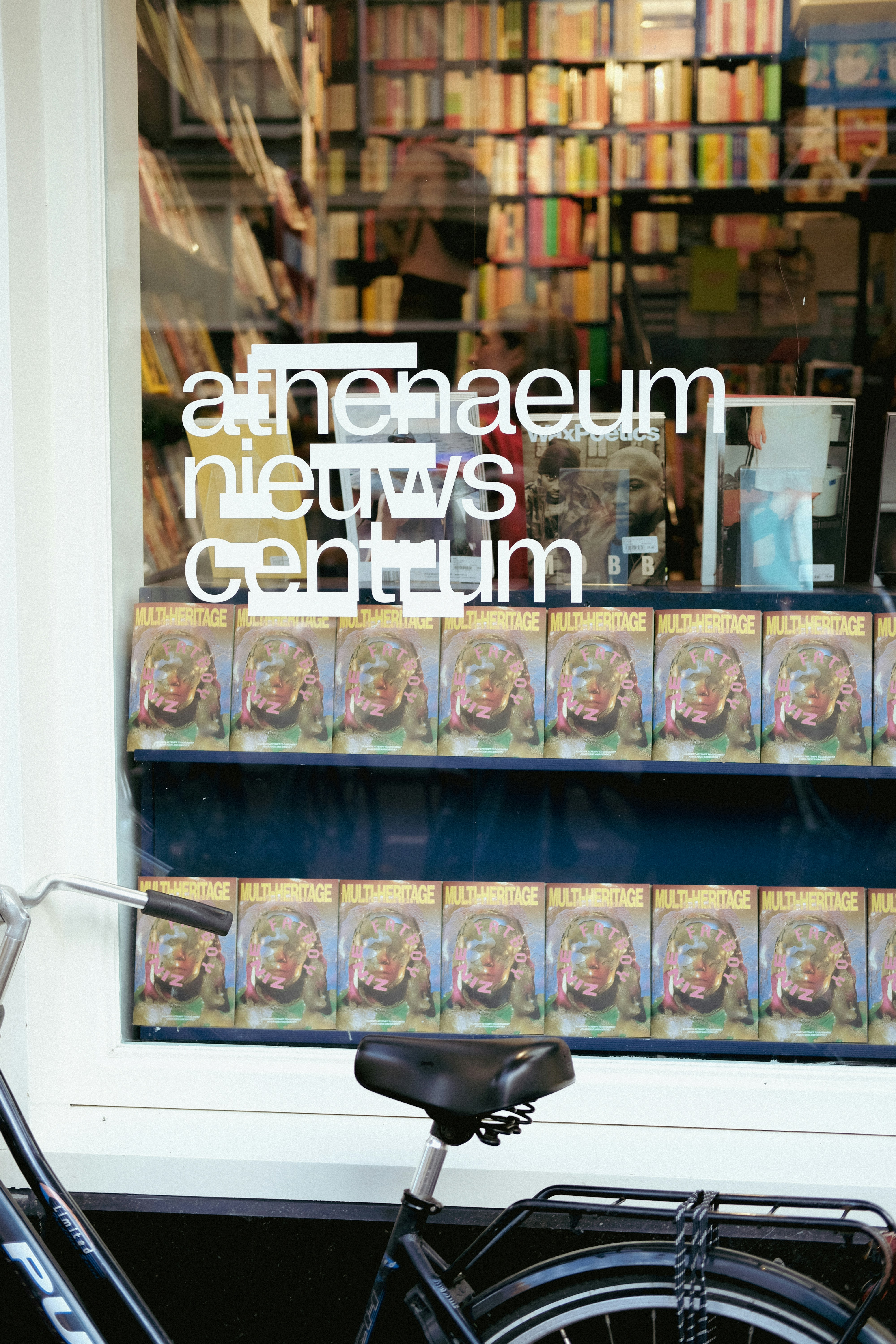 Escaparate de librería con revistas y bicicleta