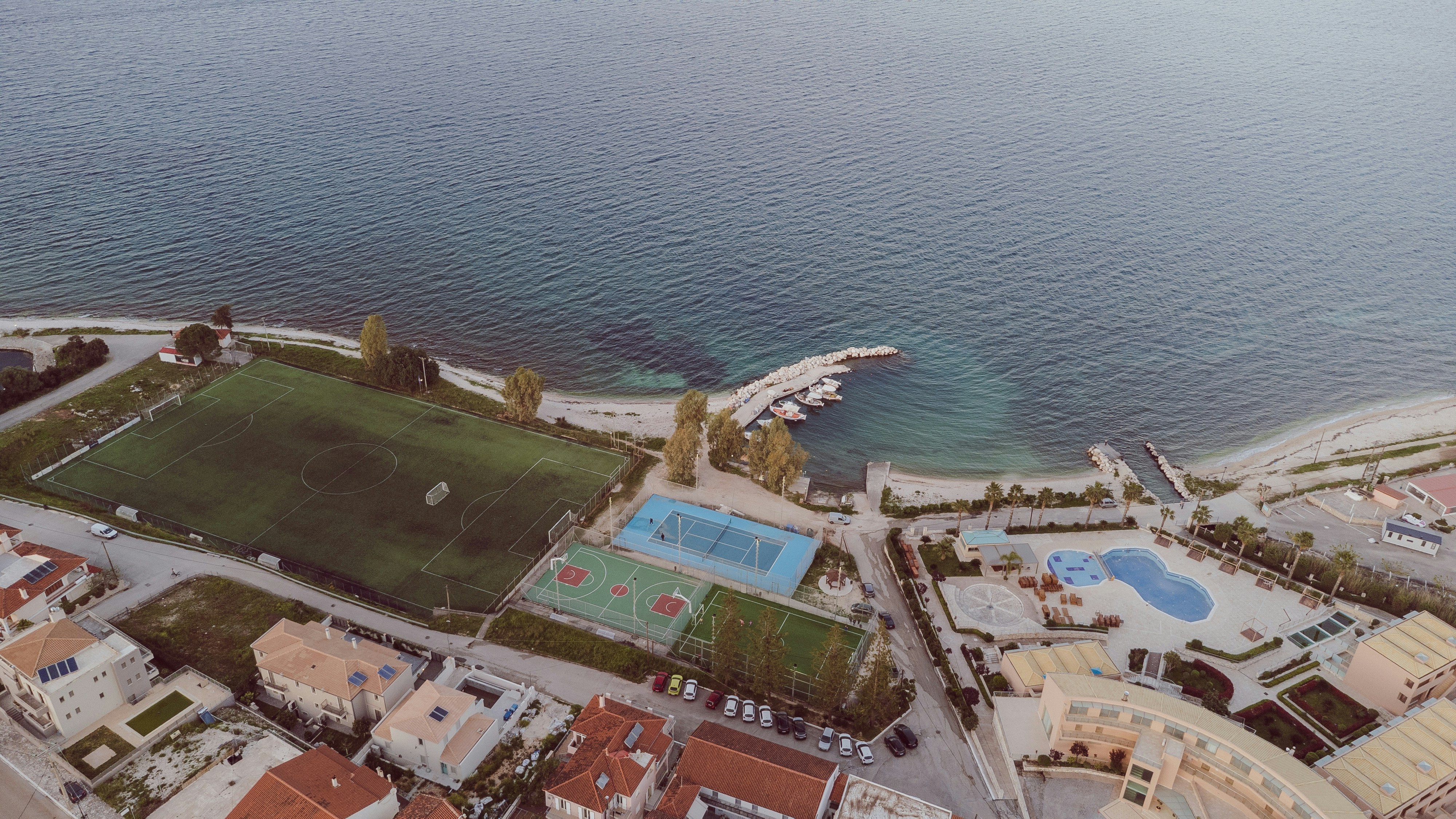 Luftaufnahme des Küstensportkomplexes und Resorts vom Meer aus