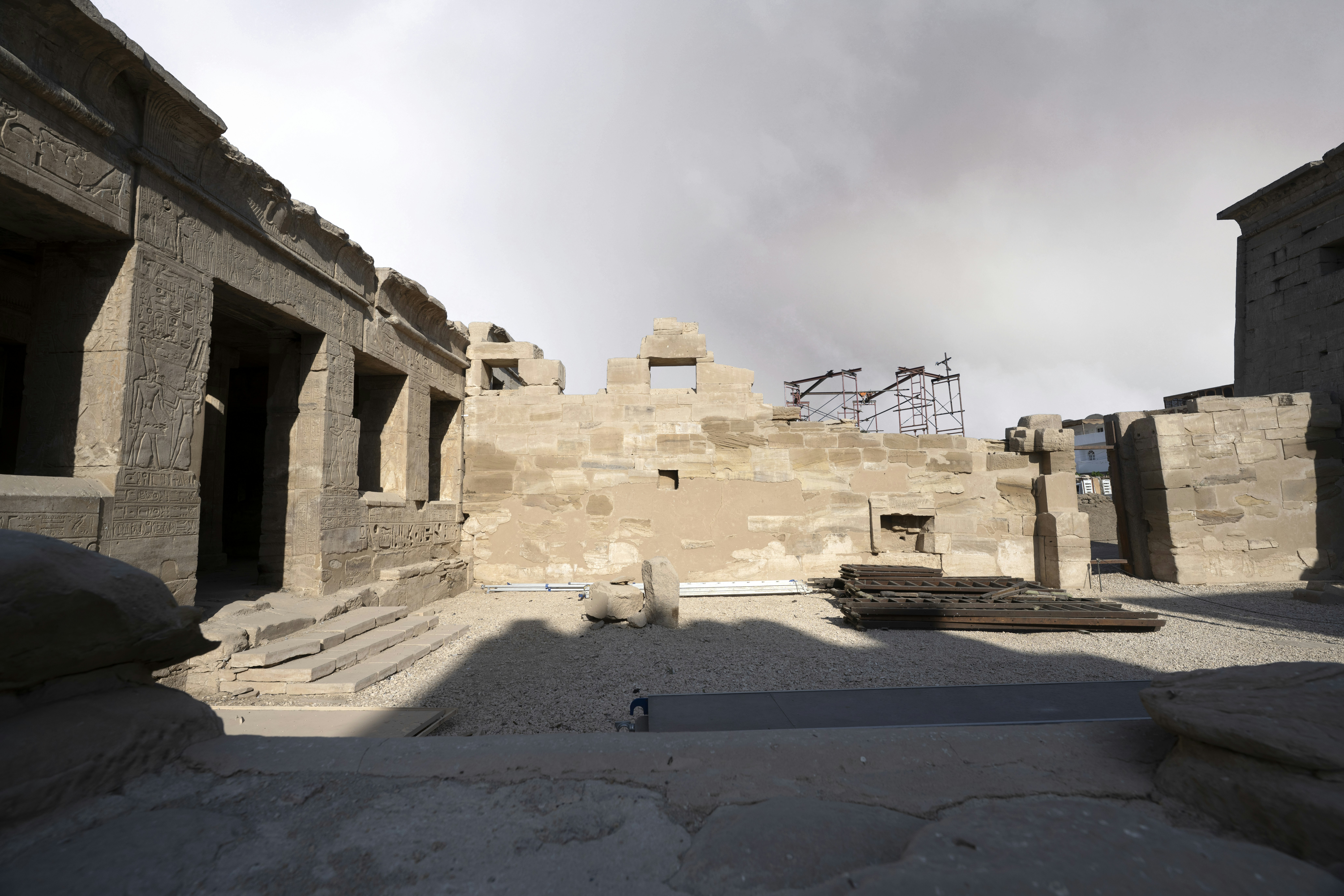 Chockerande fynd! Dussintals begravda upptäckta under raserad kyrka i Tornedalen!
