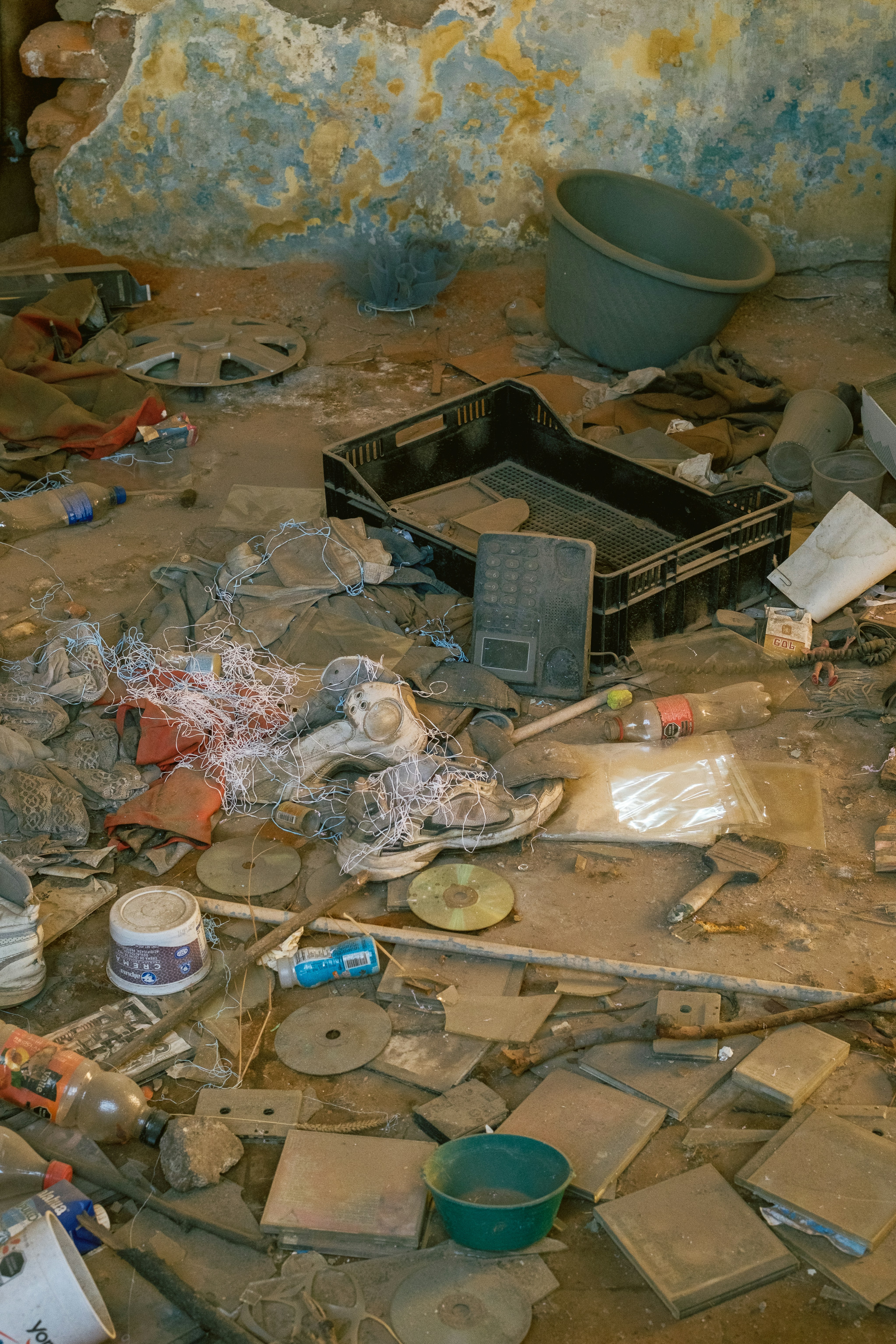 Una sala desordenada llena de escombros y objetos tirados.