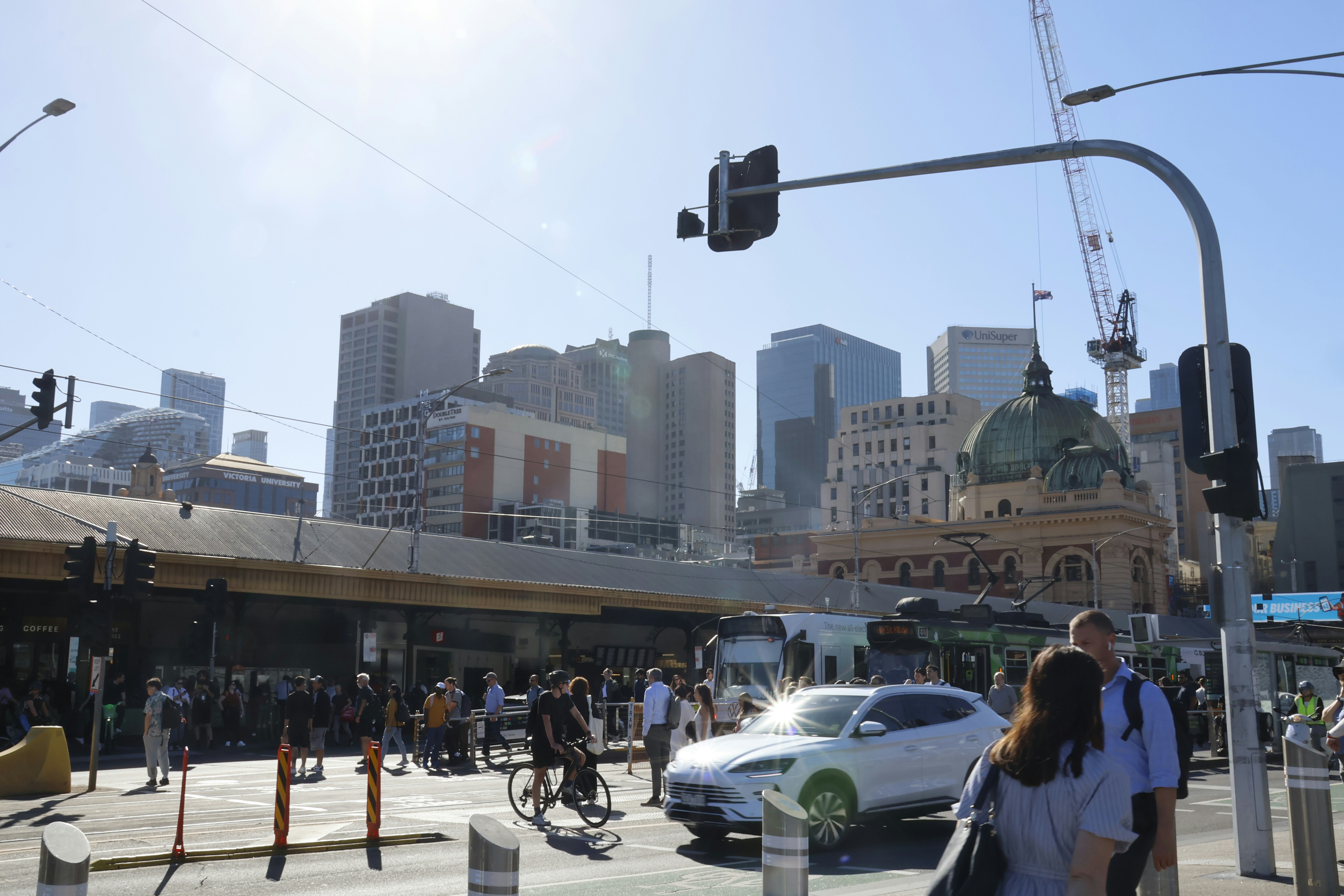 Une rue animée du centre-ville avec des passants, des voitures et l architecture urbaine typique