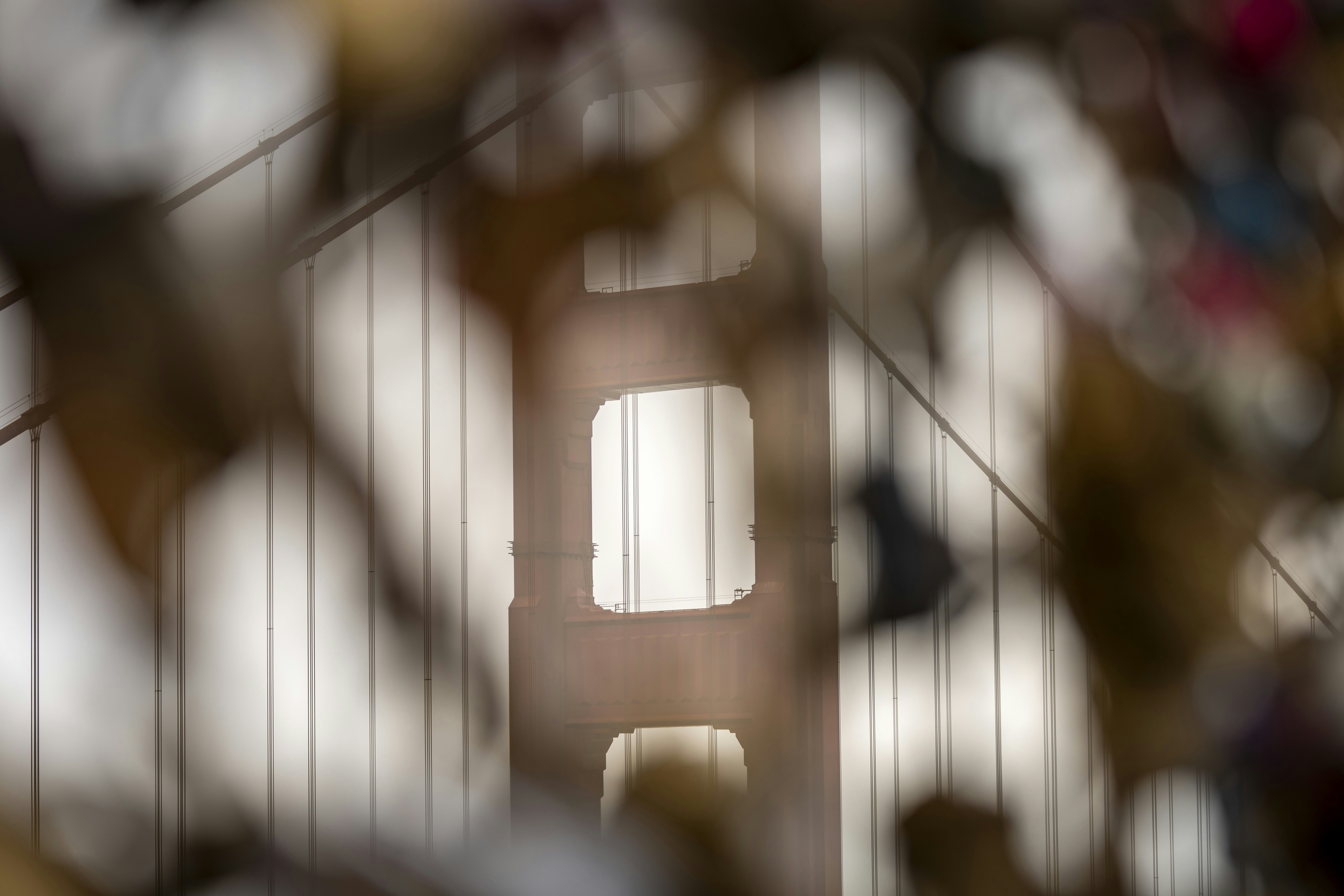 Astratti sfocati di linee e forme verticali