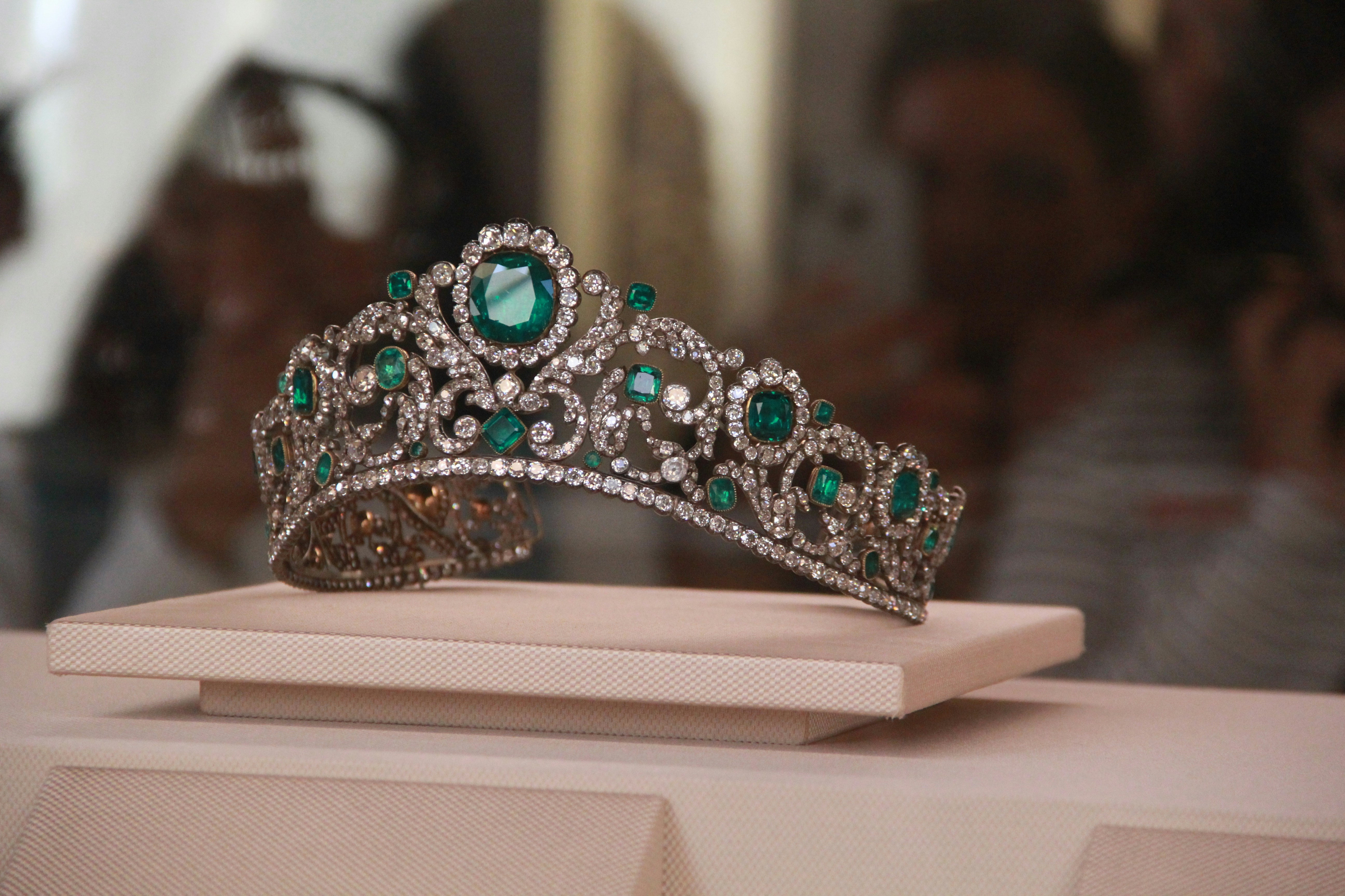 Un diadème orné de pierres précieuses avec des émeraudes et des diamants