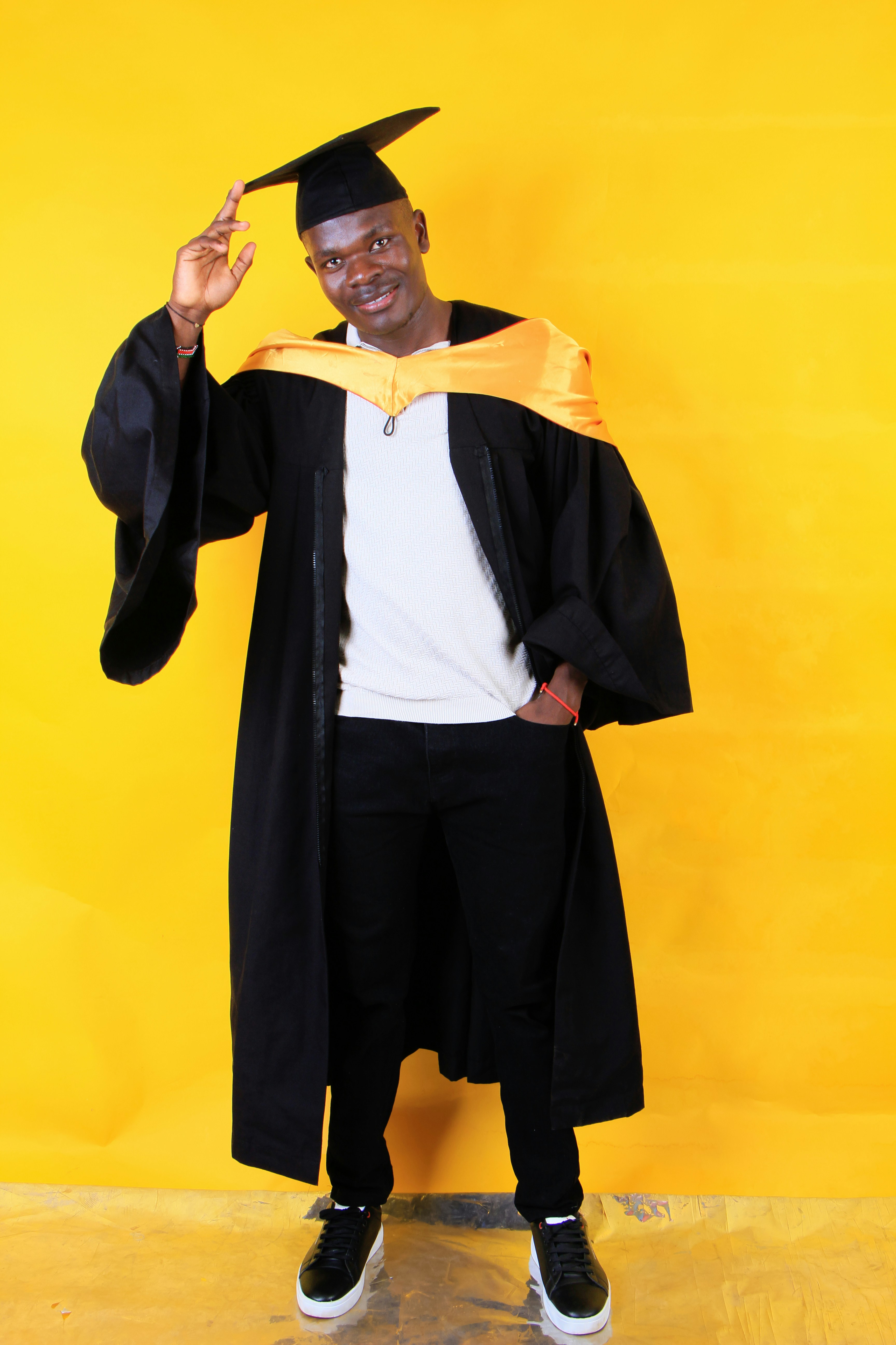 Un homme en robe de graduation debout dans l'herbe photo – Image gratuite  de Graduation sur Unsplash, image size:3000x4500