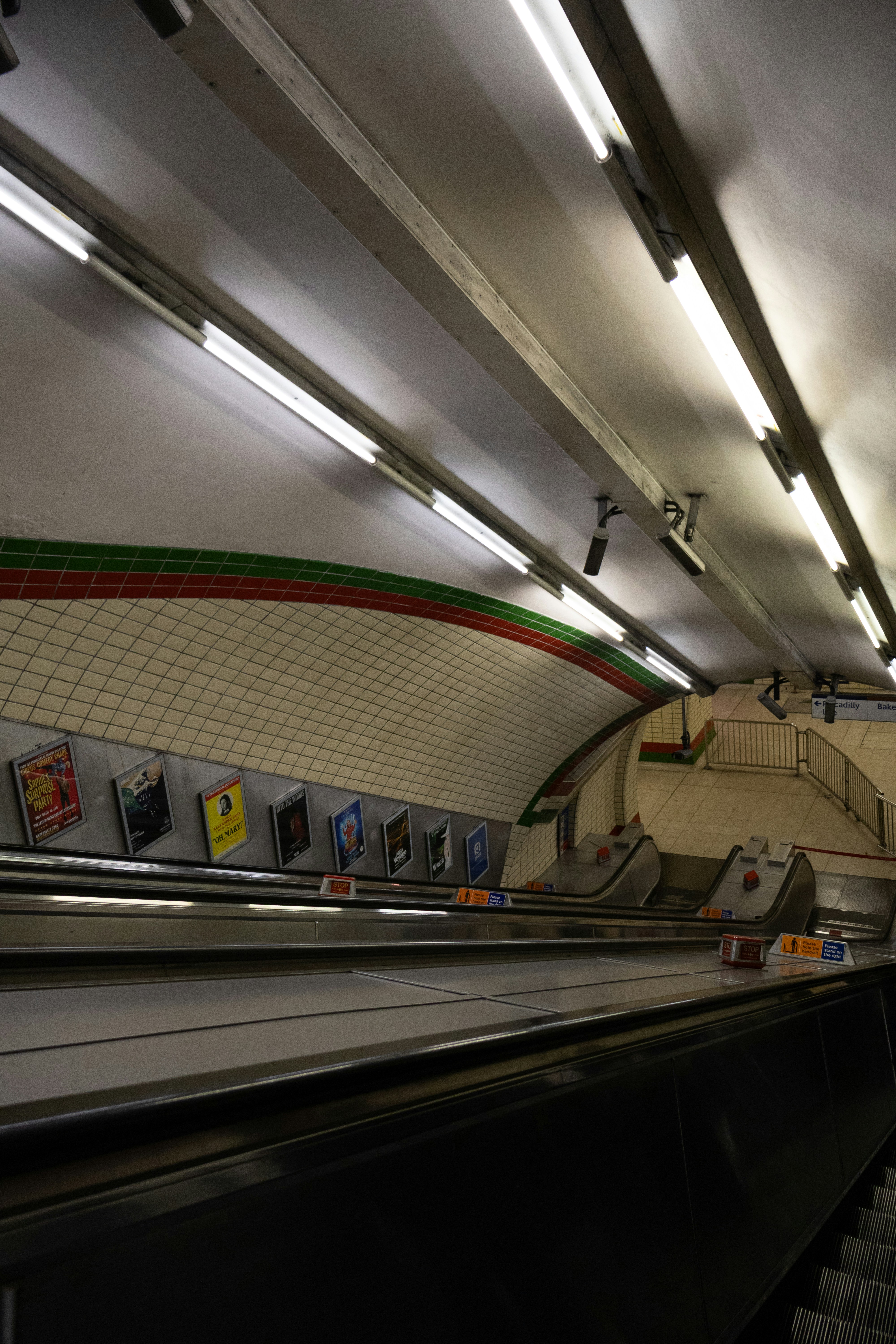 Leere Rolltreppen in einer U-Bahn-Station