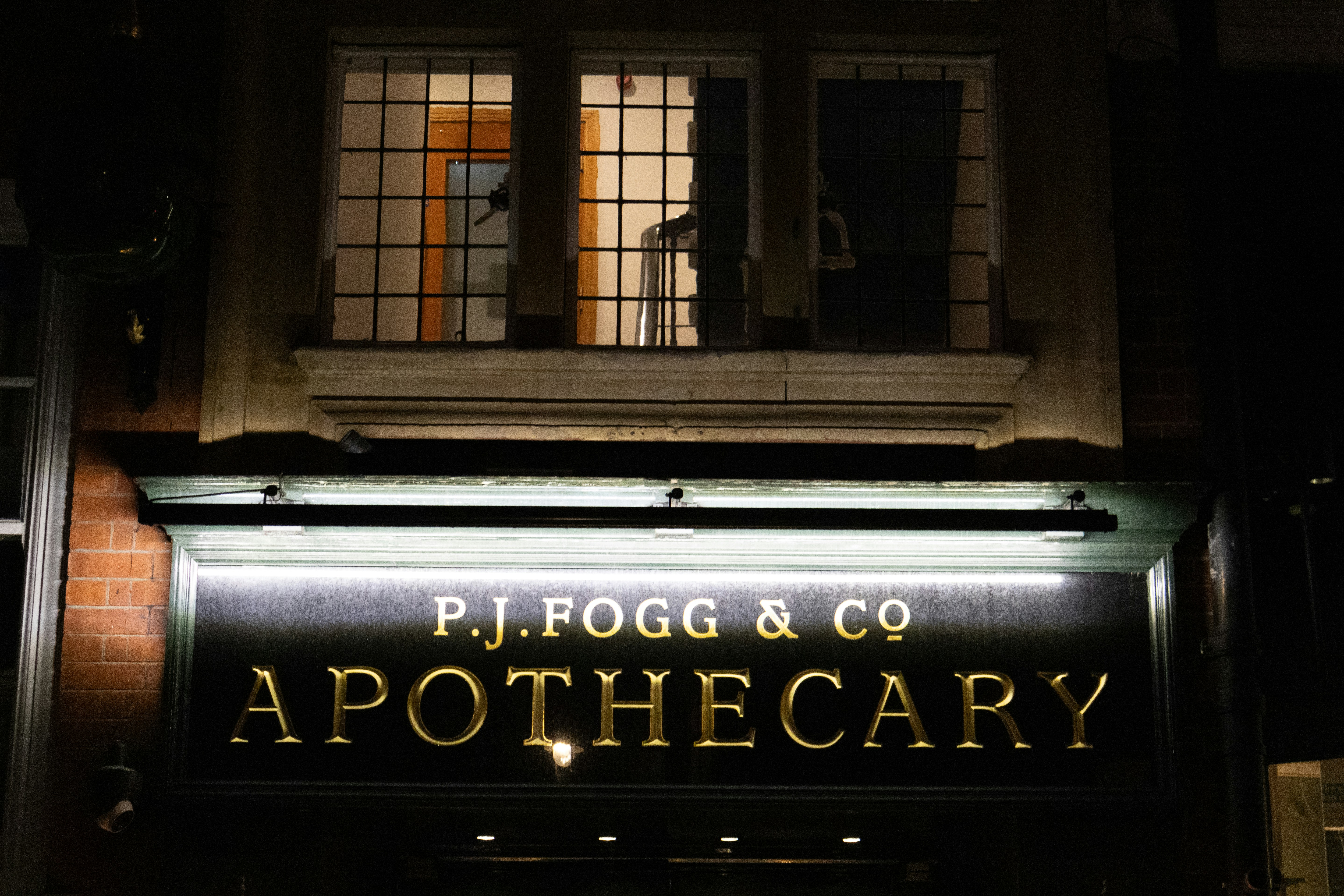 Neighborhood Commerce in 2026: How Micro‑Markets and Local Deals Rewired City Retail