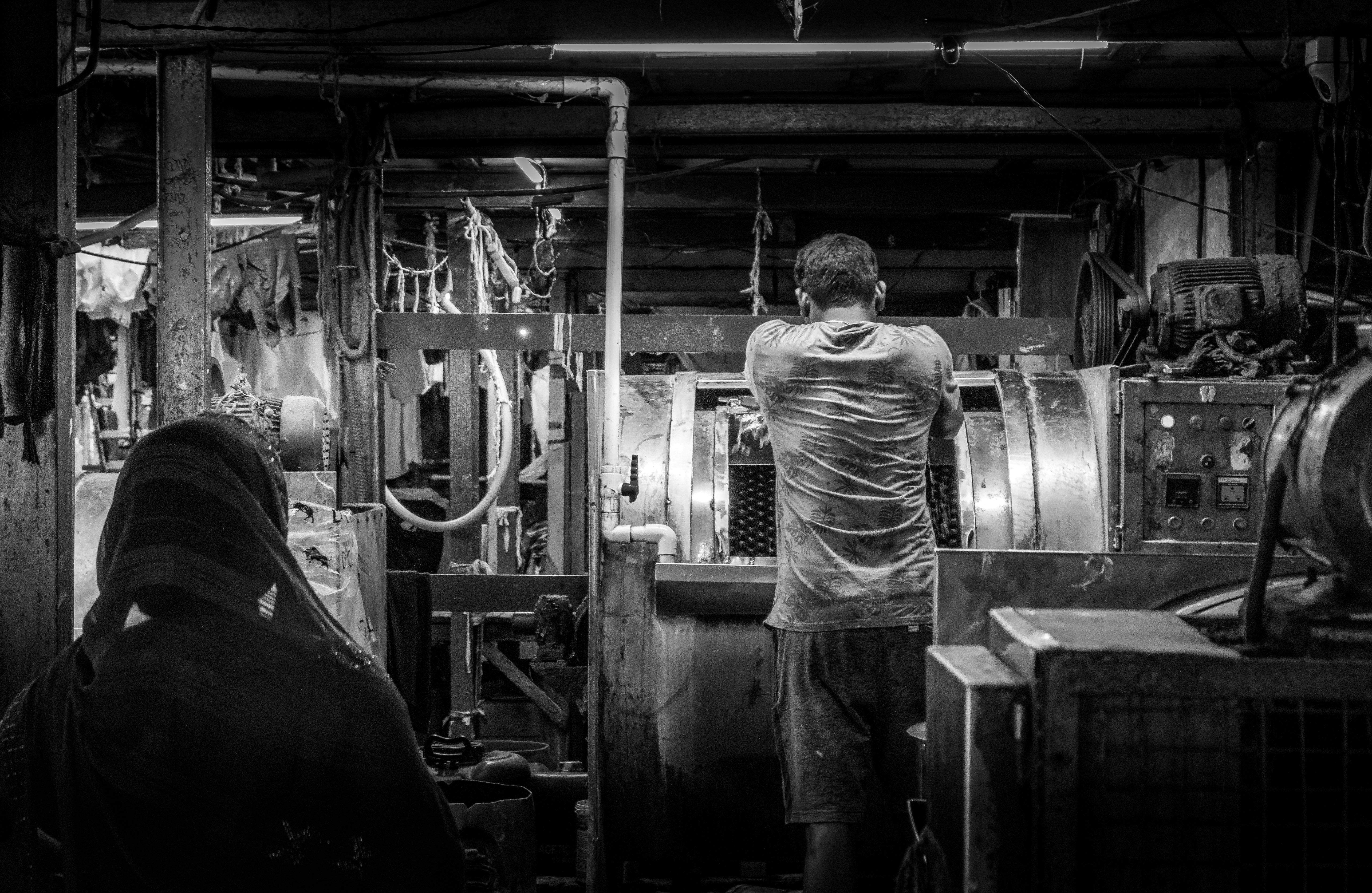 black white laundry room, wallpaper, Black and White Laundry Room: Ideas for Small Spaces 2