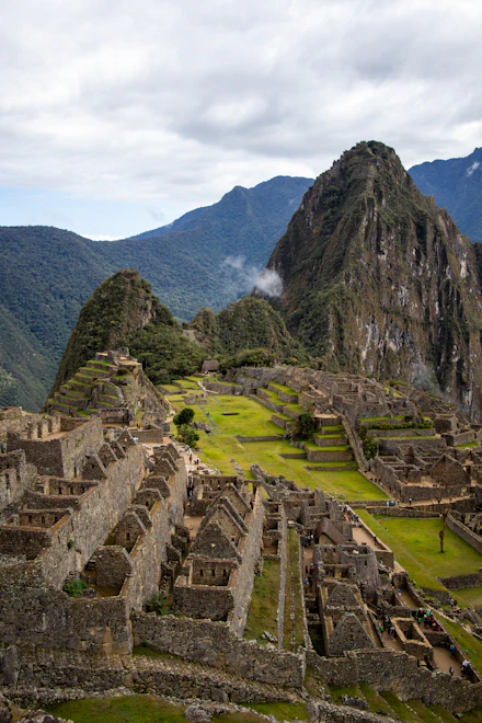 Ruínas de Machu Picchu entre montanhas dos Andes