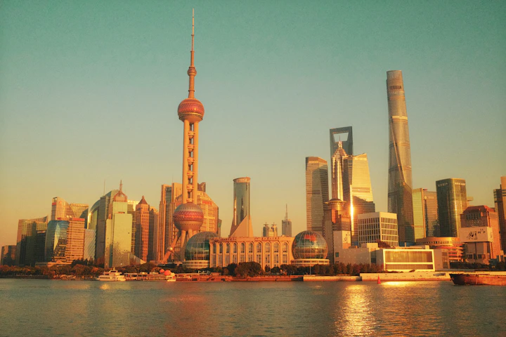 Blick über den Huangpu-Fluss auf die Skyline von Shanghai