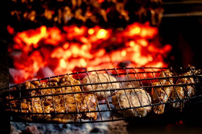 Fleisch über glühenden Kohlen