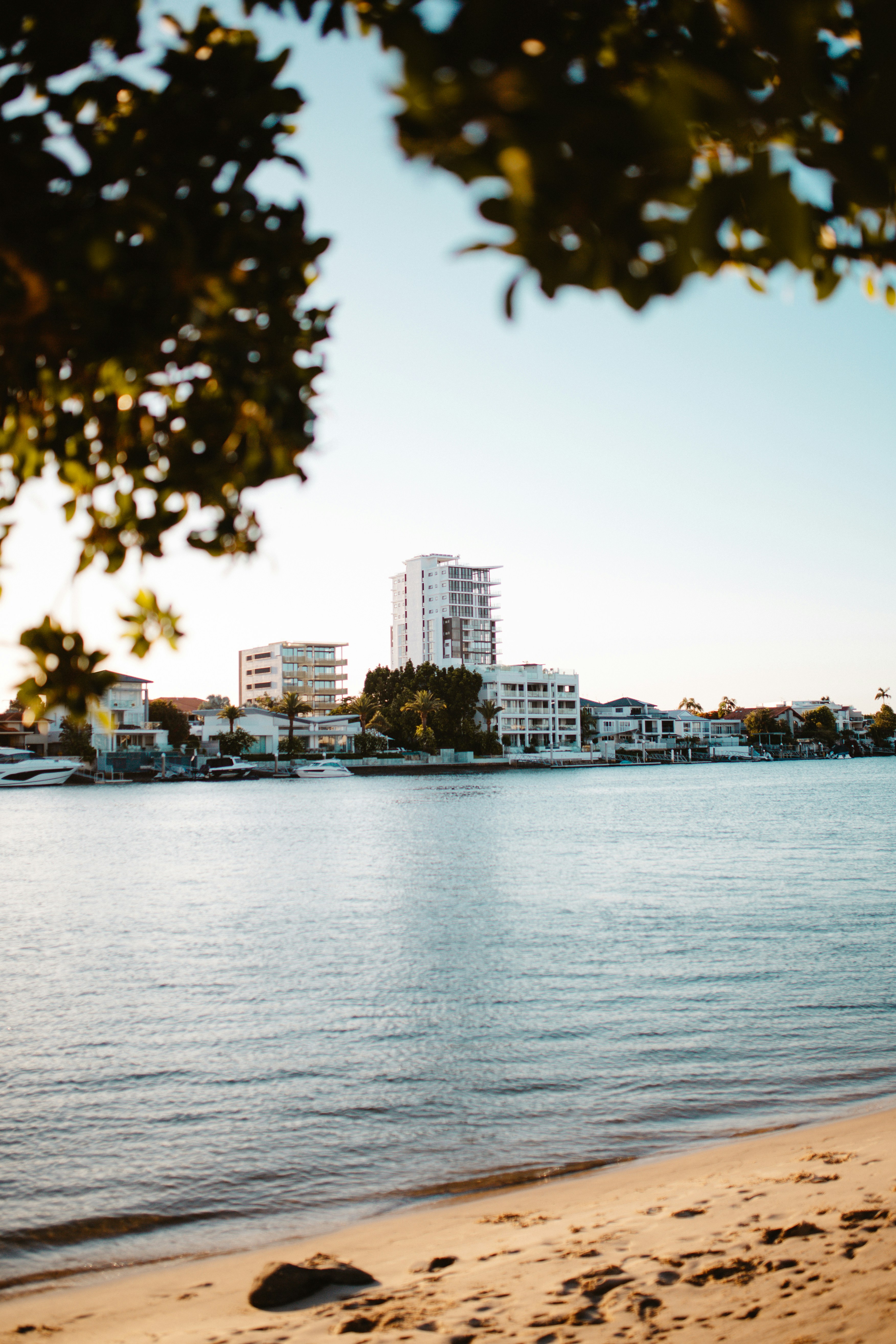 Edificios en el paseo marítimo vistos al otro lado del agua.