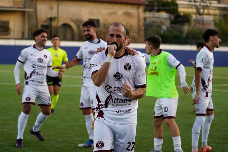 ဘောလုံးကစားသမားများ ဂိုးရပြီး အောင်ပွဲခံနေစဉ်