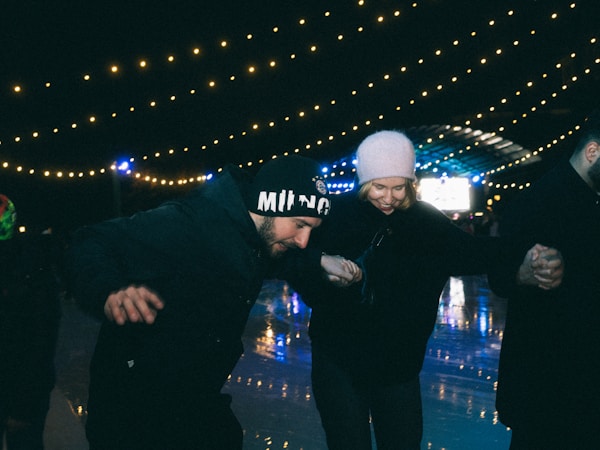 冰上光影溜冰：夜間運動變成超現實藝術