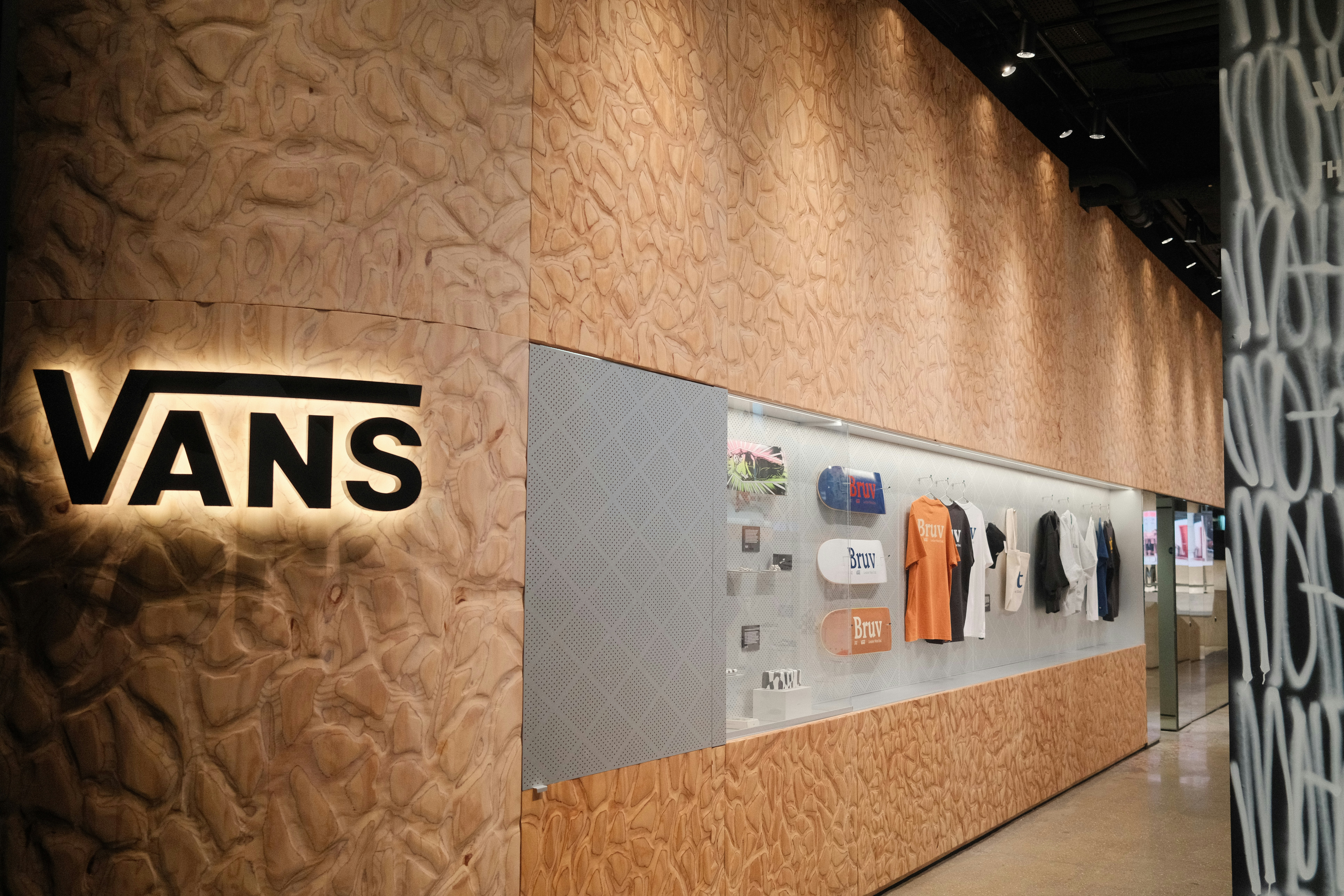 Retail Display & On‑Site Comfort: Practical Booking Strategies for Market Hosts in 2026