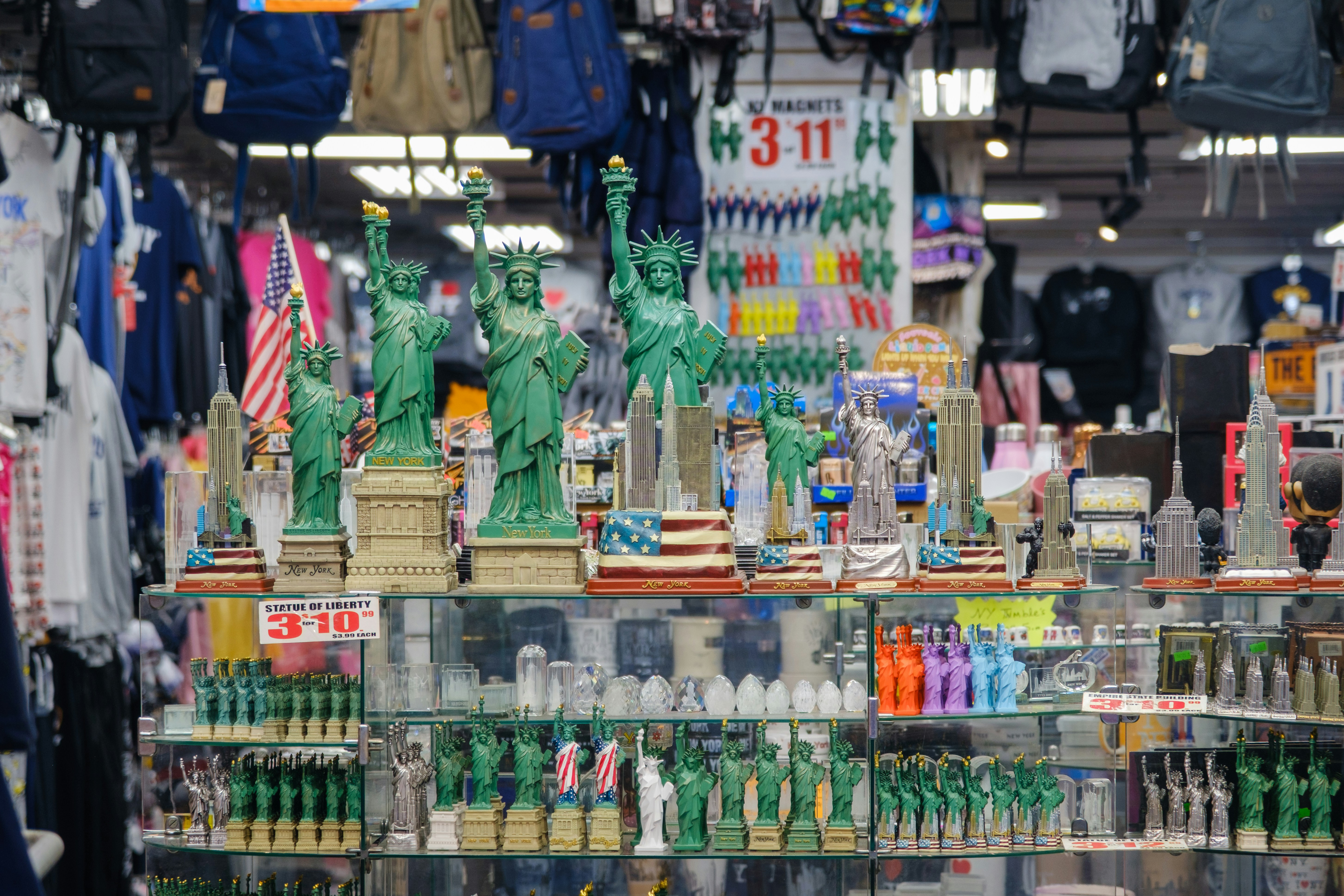 US Retail Sales Rebound Sharply, Complicating Fed's Rate Path