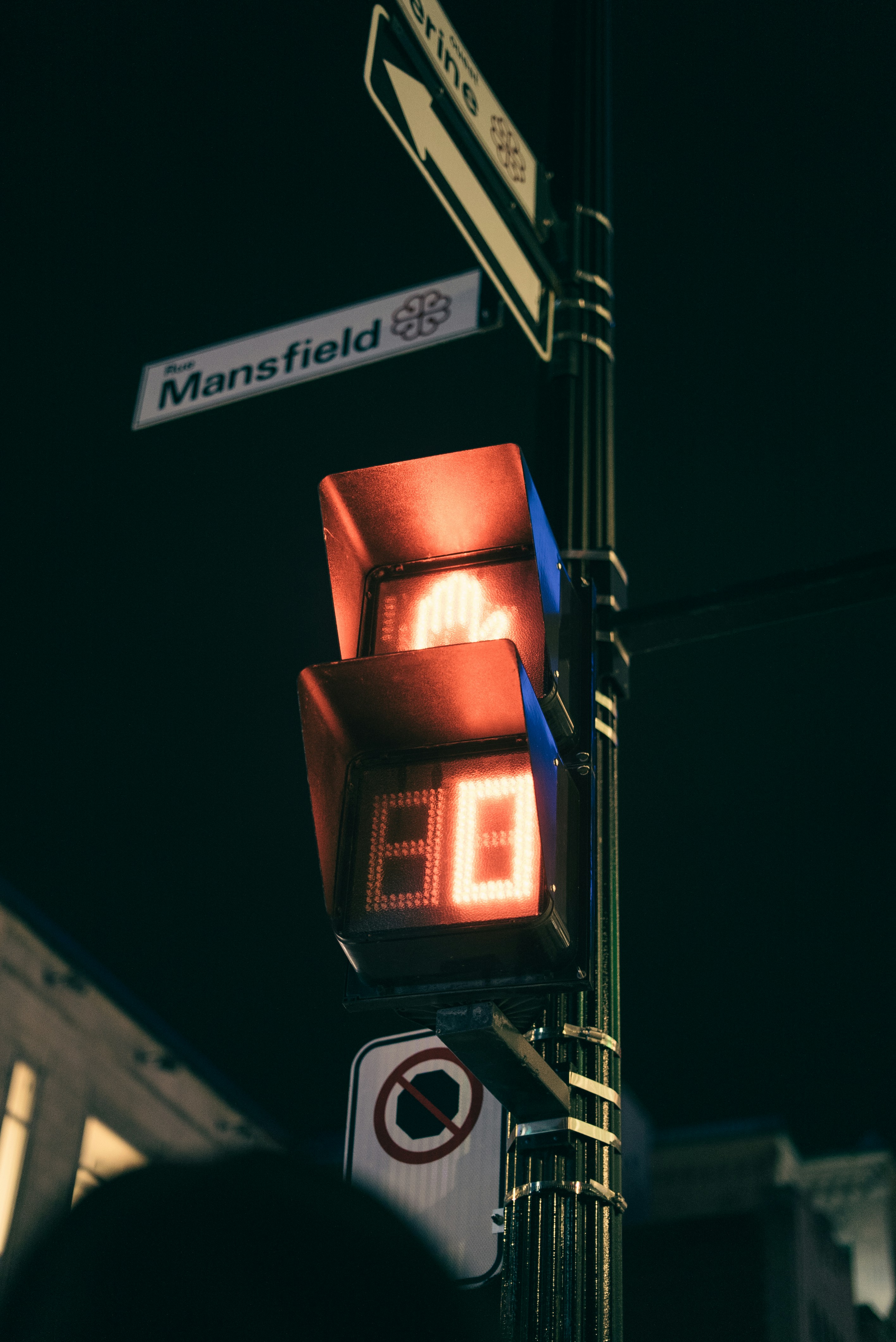 Rote Ampel mit digitalem Countdown-Timer in der Nacht.