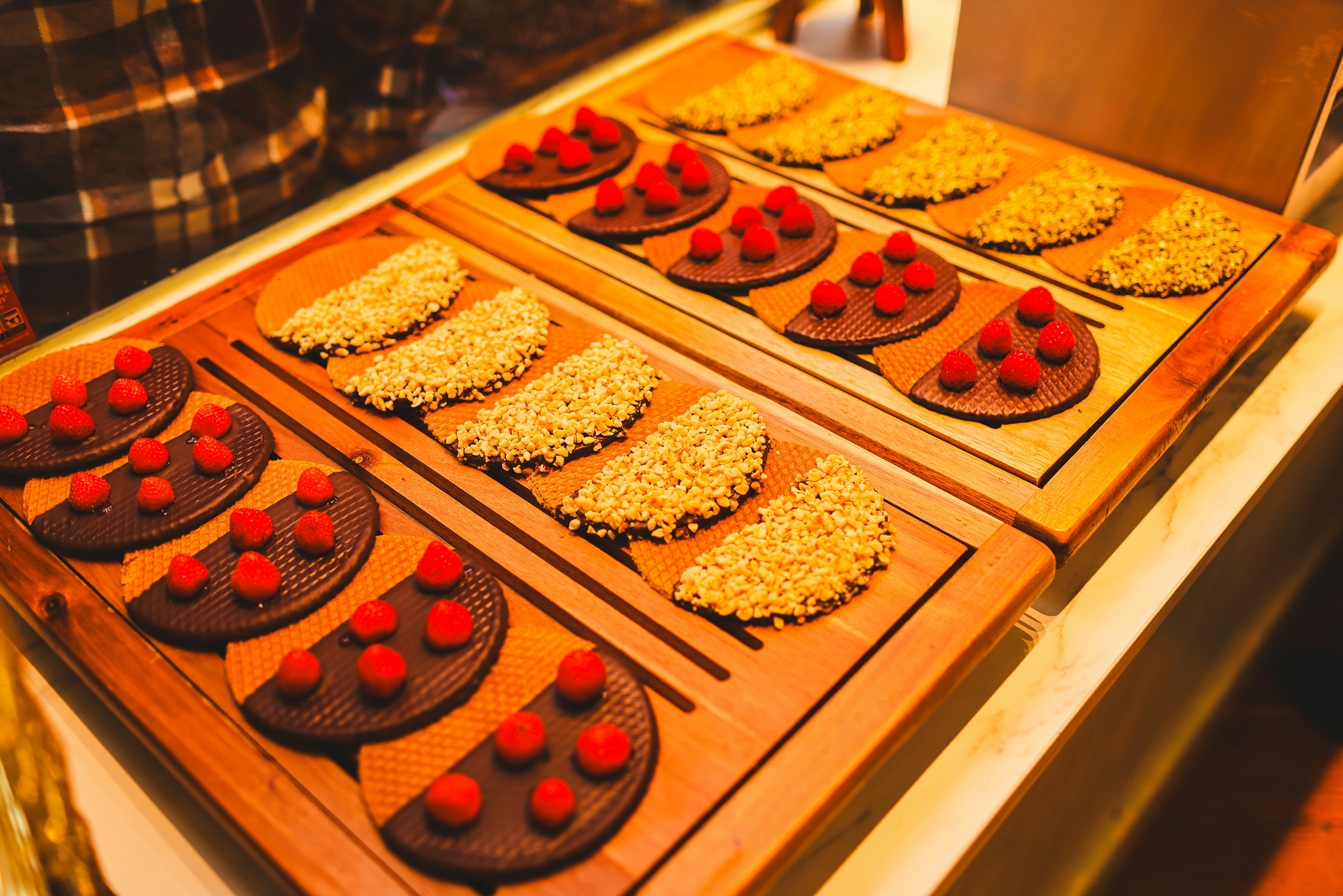 Chocolate and sesame cookies with raspberries