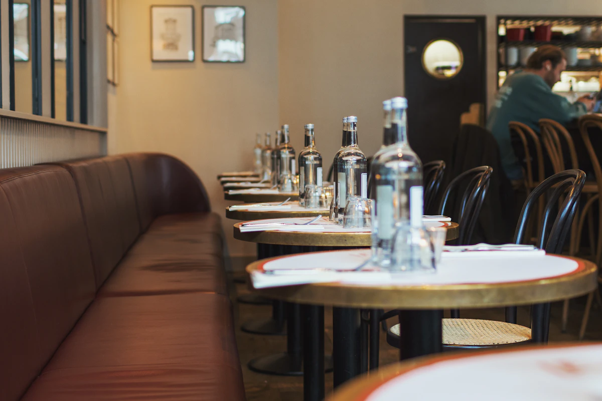 Salle du bistrot avec cheminée