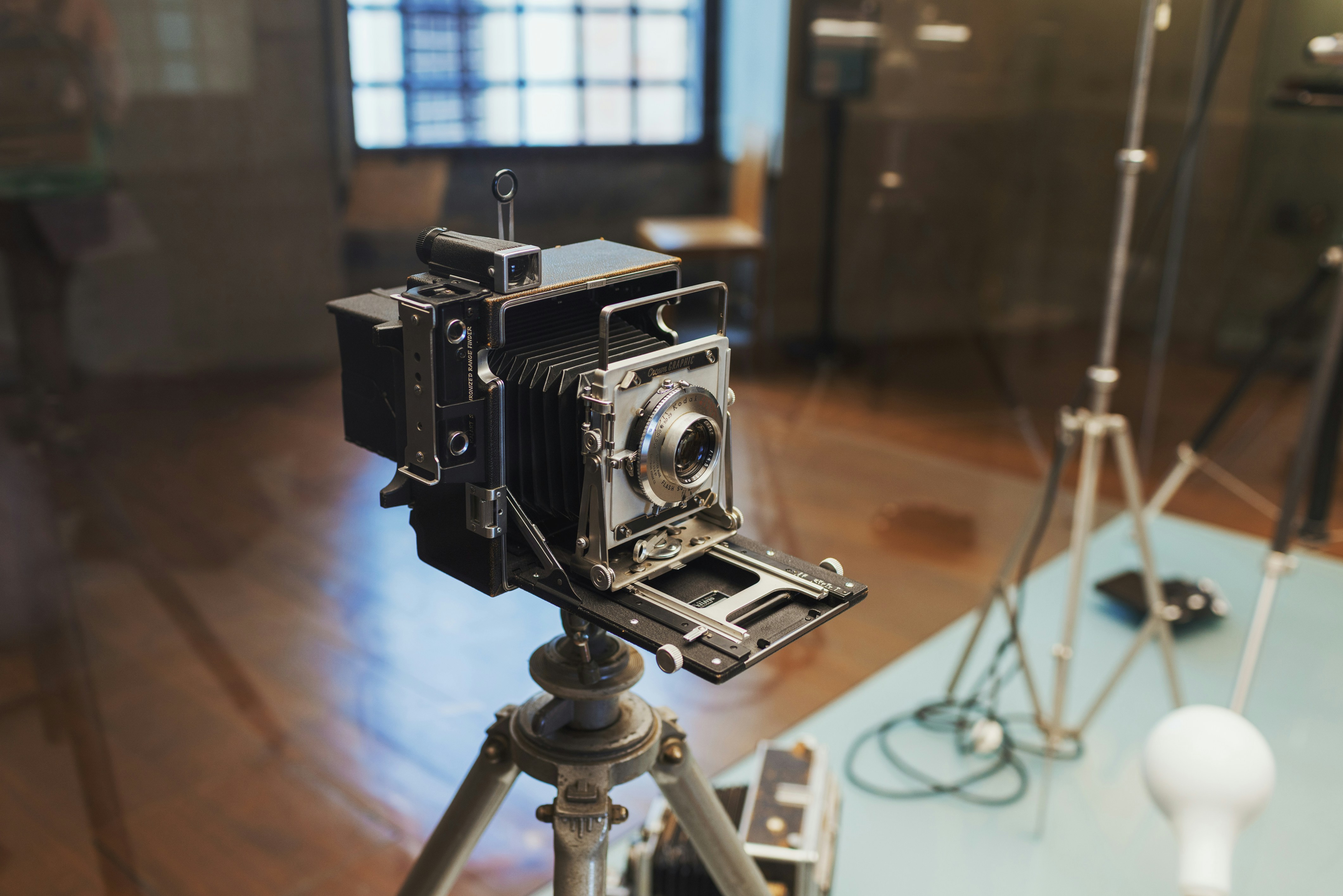 Vintage-Balgkamera auf einem Stativ drinnen.